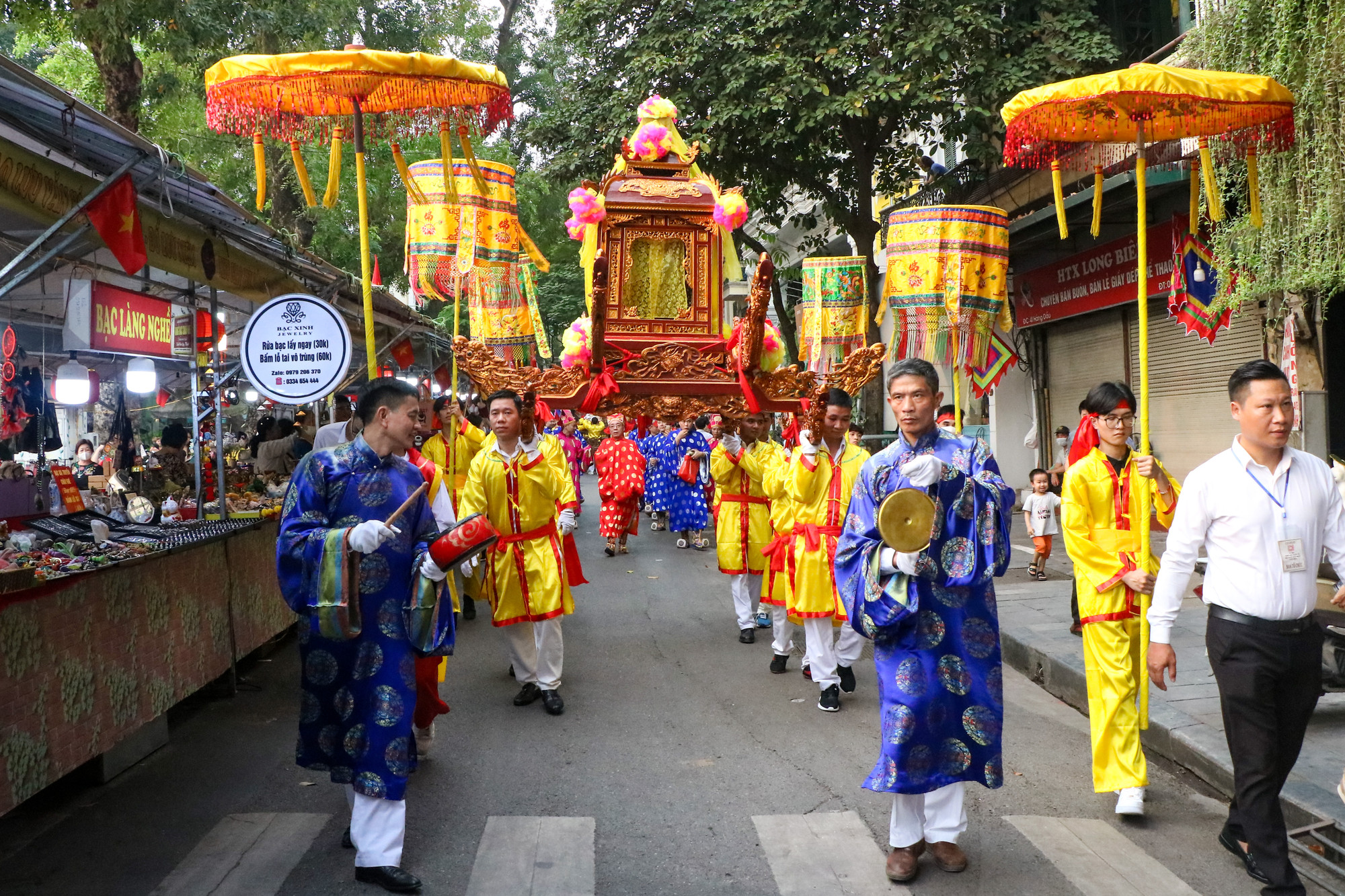 Lễ rước kiệu xuất phát từ đình Kim Ngân đi qua các tuyến phố: Hàng Bạc - Hàng Bè - Hàng Dầu - Đinh Tiên Hoàng - Hàng Khay - Lê Thái Tổ - Quảng trường Đông Kinh Nghĩa Thục - Hàng Đào - Hàng Bạc và về đình Kim Ngân. Lễ rước kiệu xuất phát từ đình Kim Ngân đi qua các tuyến phố: Hàng Bạc - Hàng Bè - Hàng Dầu - Đinh Tiên Hoàng - Hàng Khay - Lê Thái Tổ - Quảng trường Đông Kinh Nghĩa Thục - Hàng Đào - Hàng Bạc và về đình Kim Ngân.