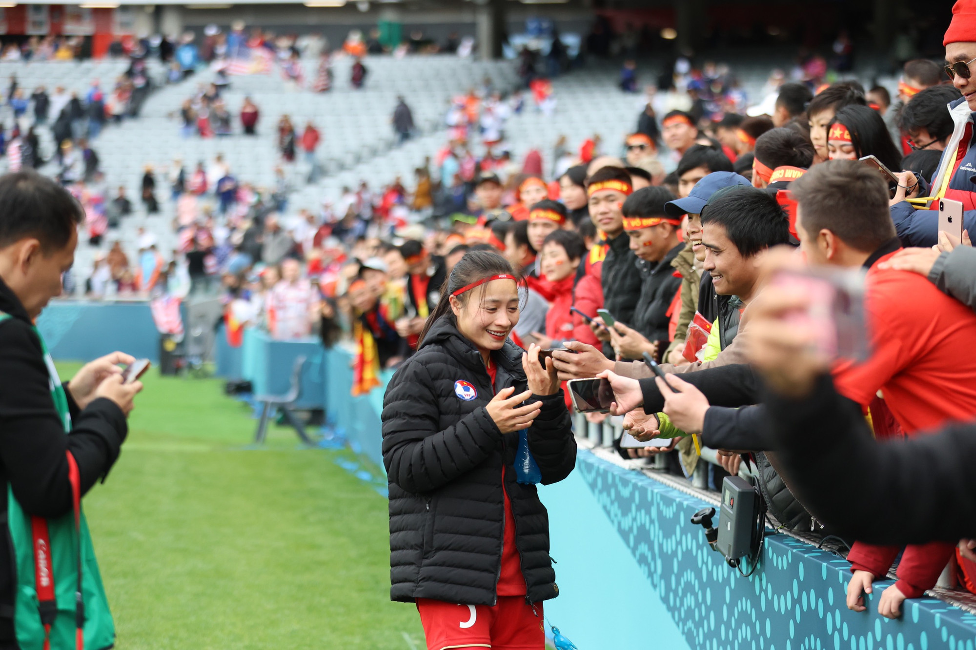 Hoàng Thị Loan được rất nhiều người hâm mộ săn đón, xin chụp ảnh cùng.