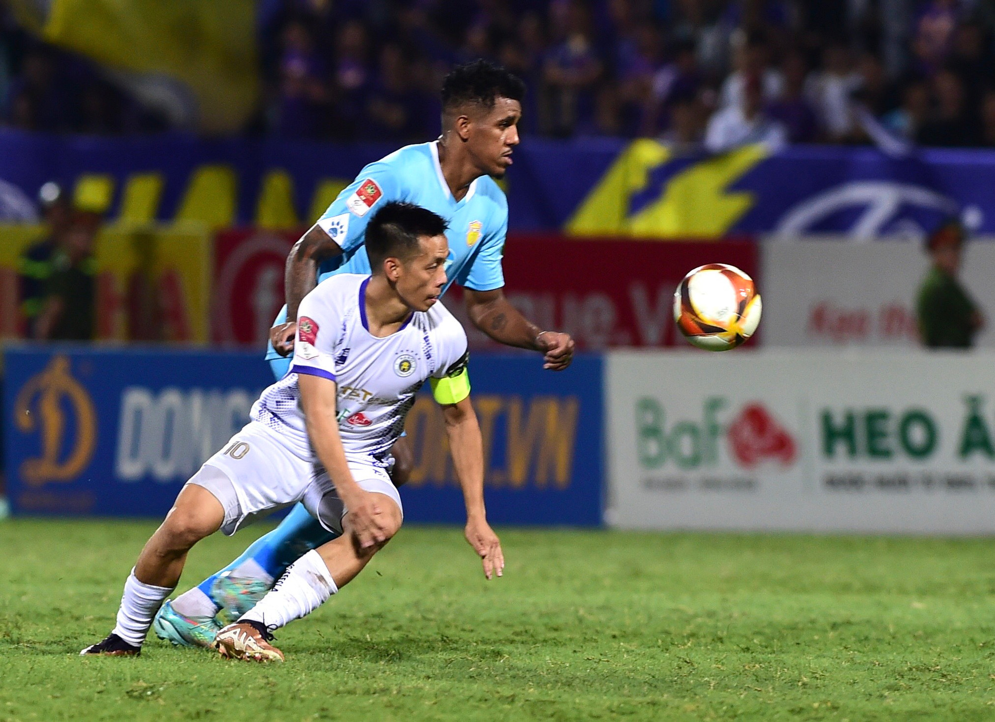 Các cầu thủ Hà Nội nắm thế trận.