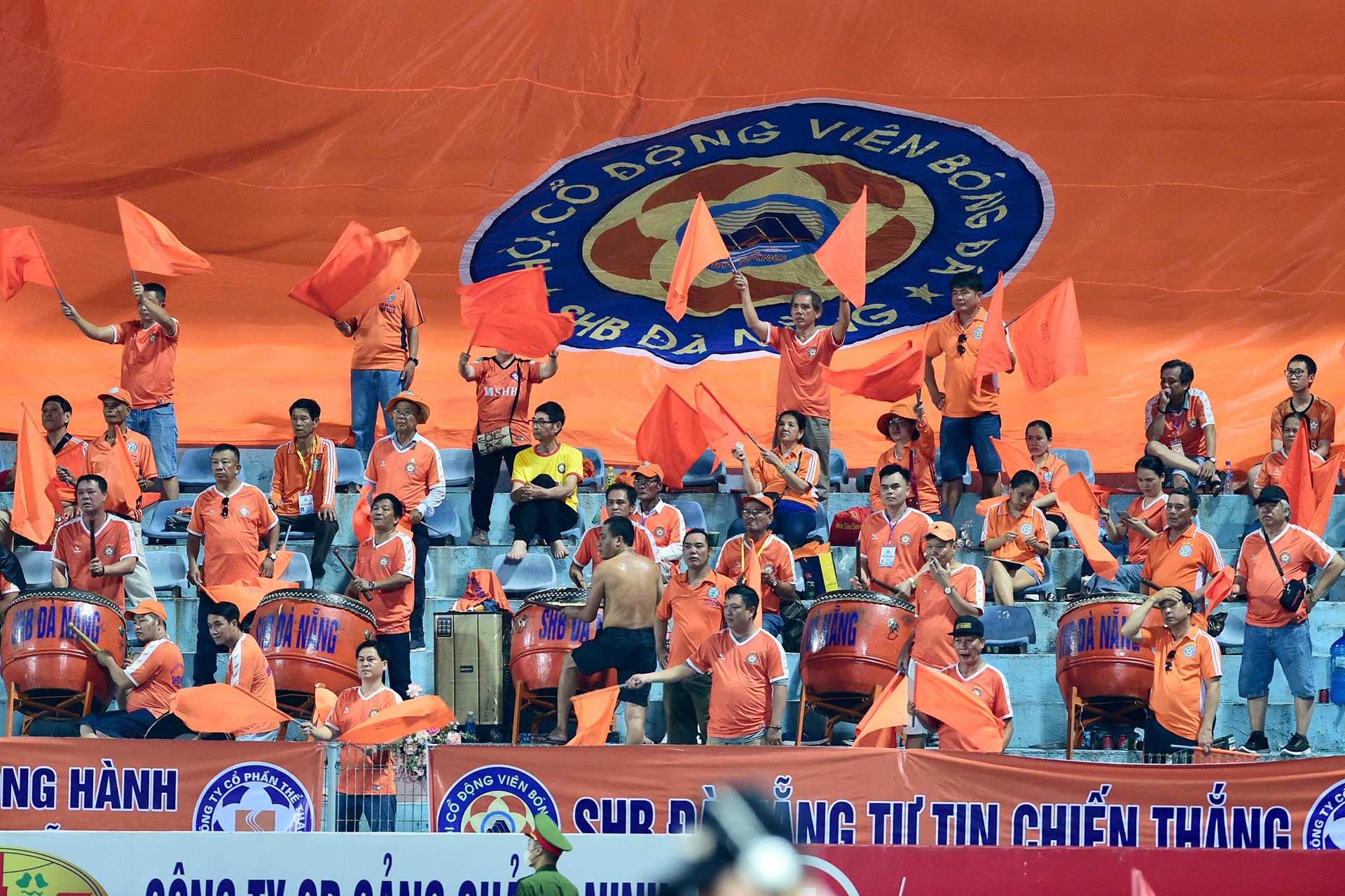 Các cổ động viên SHB Đà Nẵng cũng đến với sân Hàng Đẫy. Các cổ động viên SHB Đà Nẵng cũng đến với sân Hàng Đẫy.