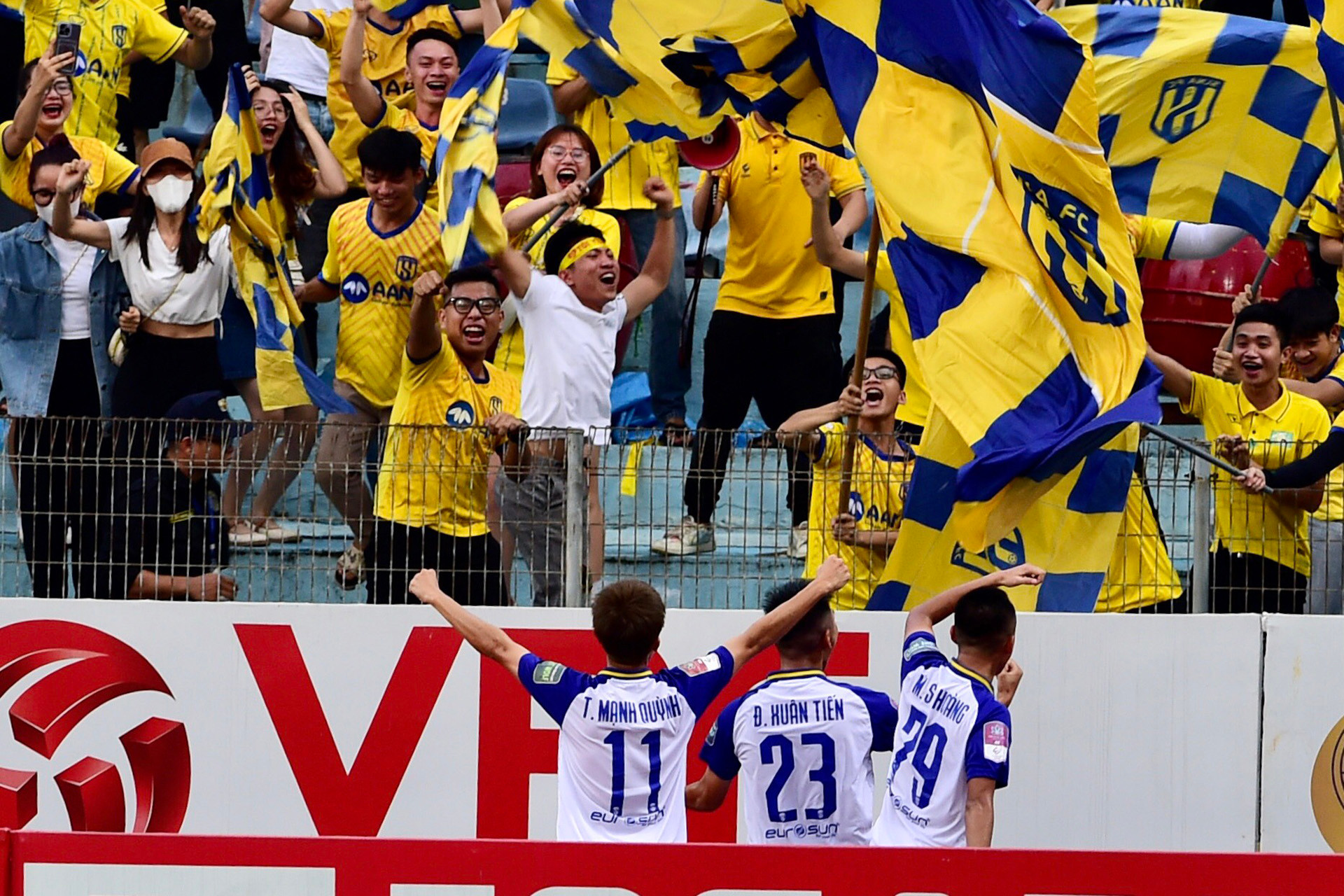 Xuân Tiến cùng các đồng đội ăn mừng cùng người hâm mộ Sông Lam Nghệ An.