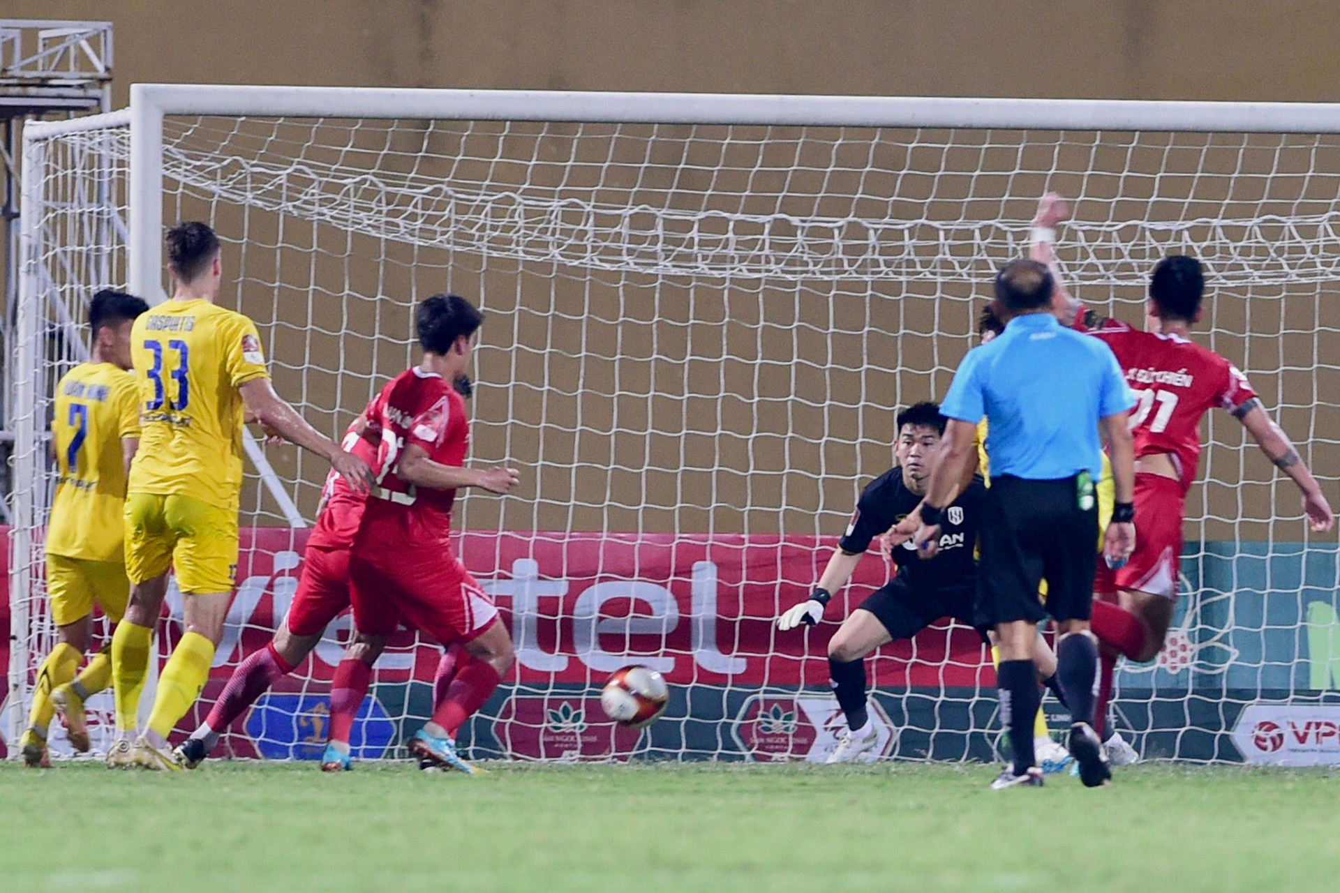 Phút 39, Đức chiến (số 21) ghi bàn mở tỷ số cho Viettel.