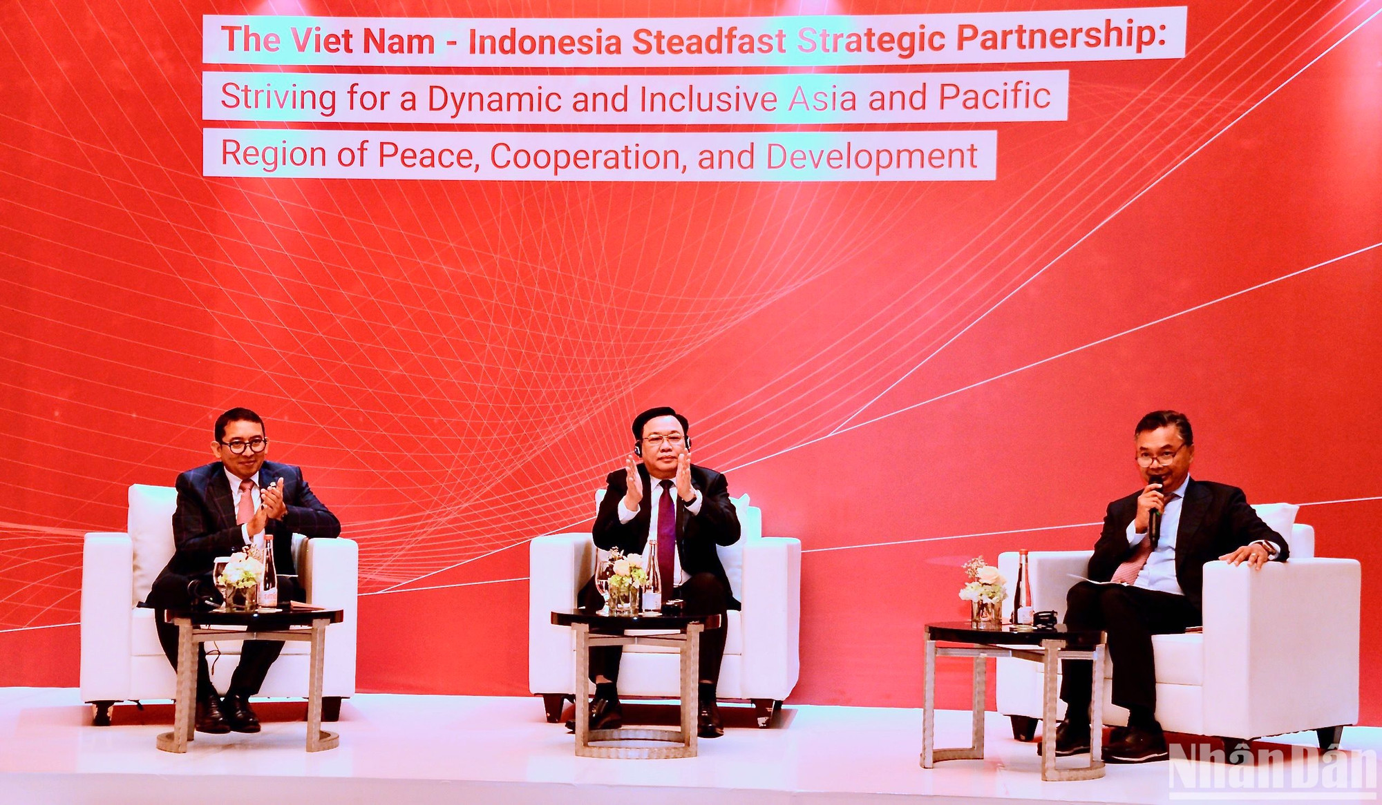 Chủ tịch Vương Đình Huệ cùng các đại biểu tại diễn đàn. (Ảnh: CHIẾN THẮNG)