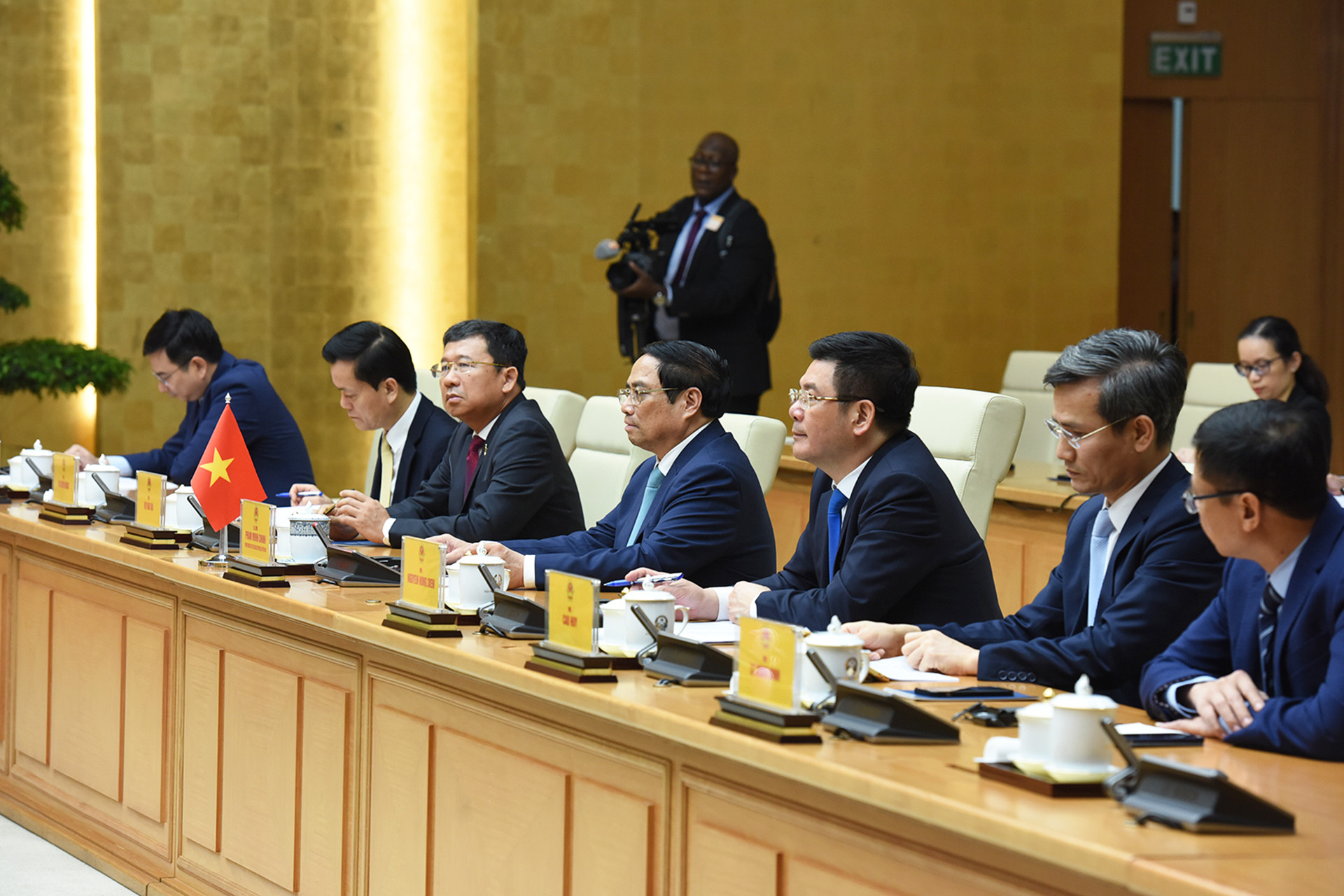 Thủ tướng Phạm Minh Chính cùng các thành viên của Chính phủ tiếp Chủ tịch Quốc hội Bờ Biển Ngà Adama Bictogo.