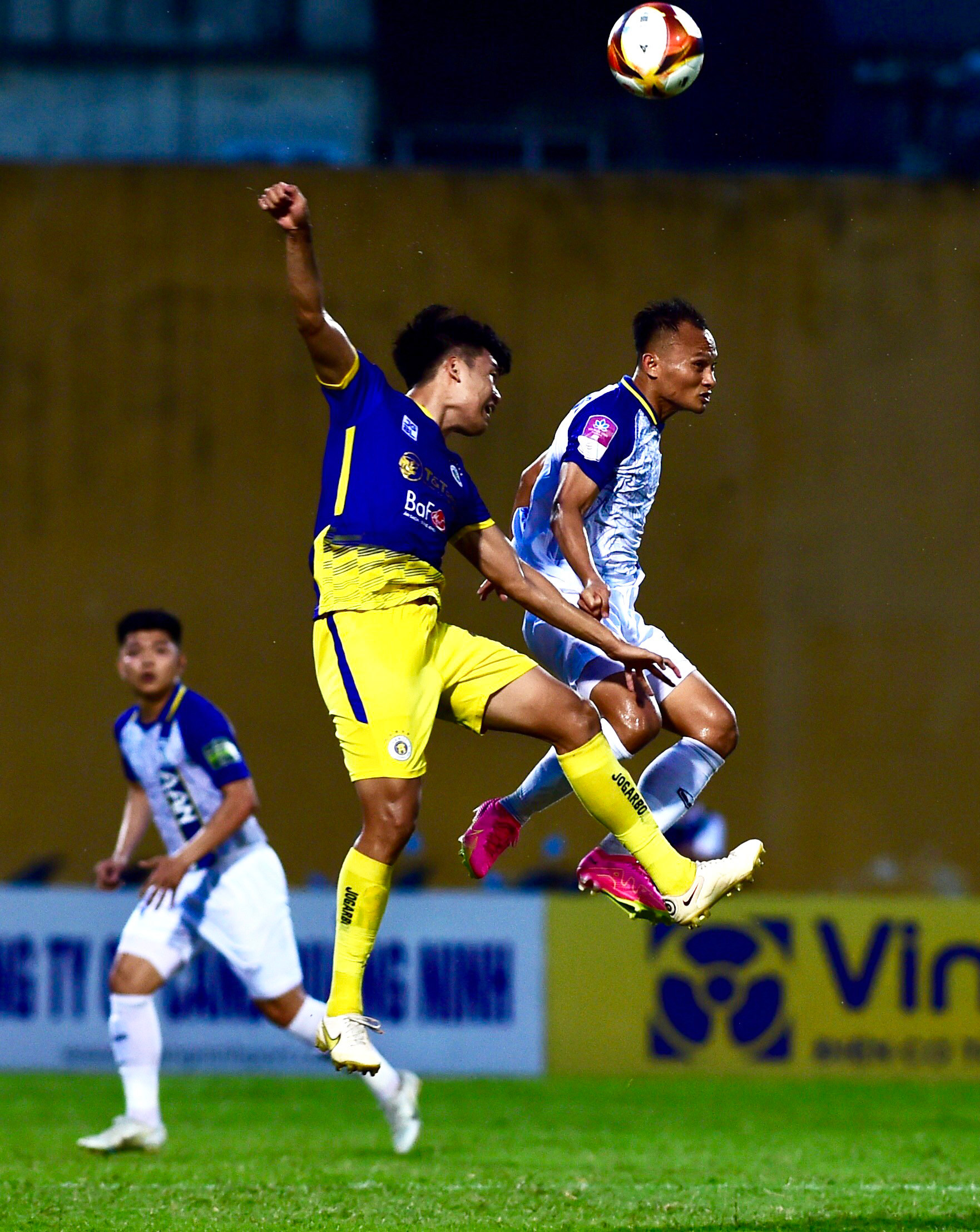 Trọng Hoàng của Sông Lam Nghệ An vẫn cho thấy sức bền bỉ trên sân bóng.