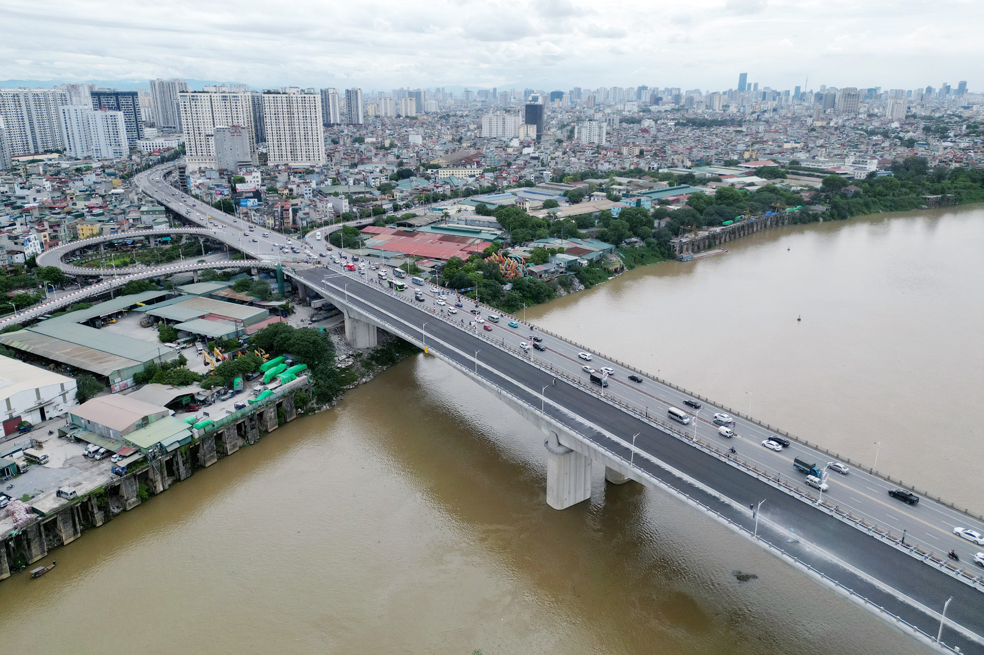 Dự án cầu Vĩnh Tuy giai đoạn 2 được khởi công xây dựng vào ngày 9/1/2021 với tổng mức đầu tư hơn 2.500 tỷ đồng.
