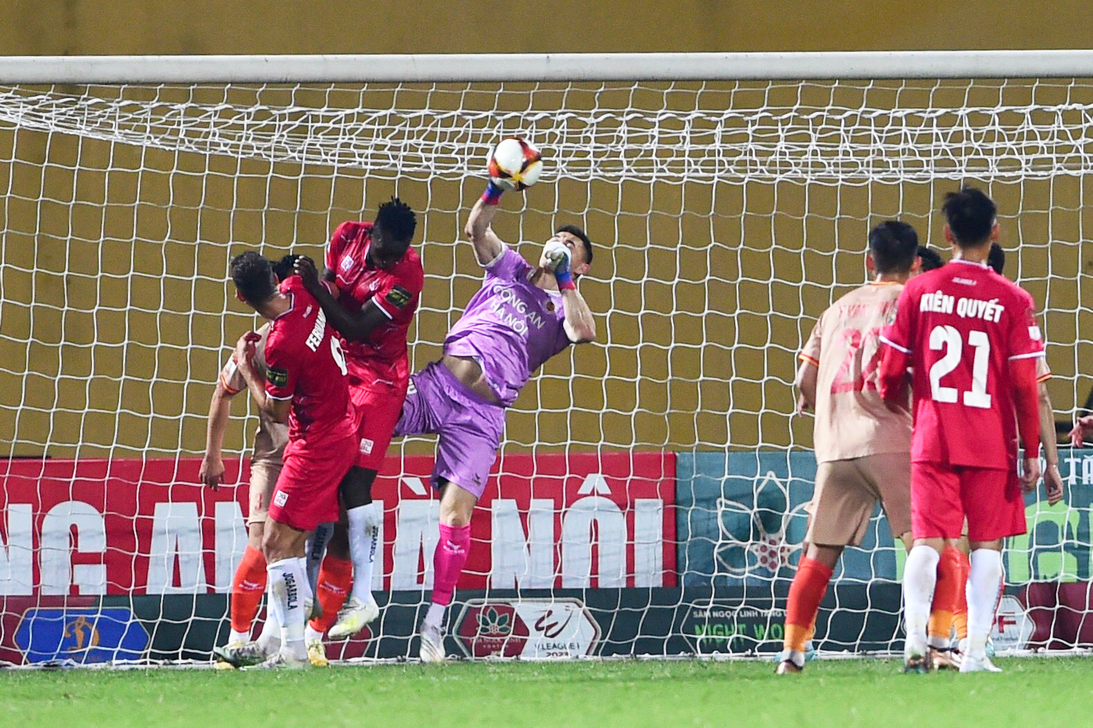 Tình huống thủ thành Patrik Lê Giang đấm bóng giải nguy cho Công an Hà Nội.
