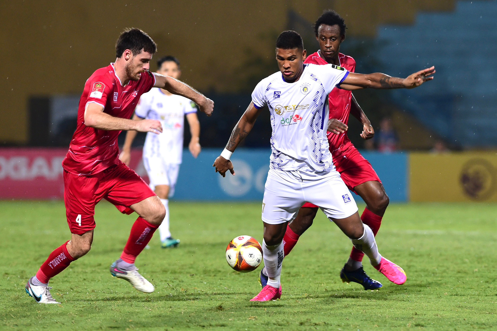 Ngoại binh Herlison Caion luôn tiềm tàng nguy hiểm nơi hàng công Hà Nội.