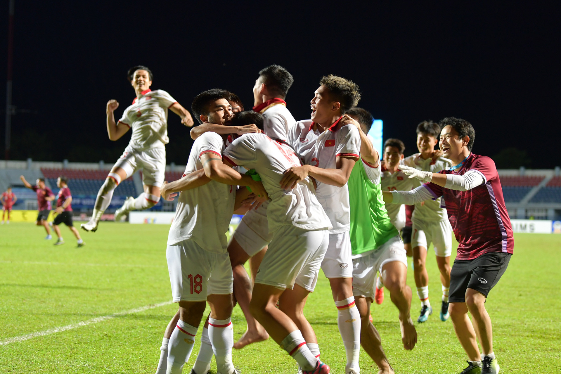 Các thành viên U23 Việt Nam phấn khích sau chiến thắng "nghẹt thở".
