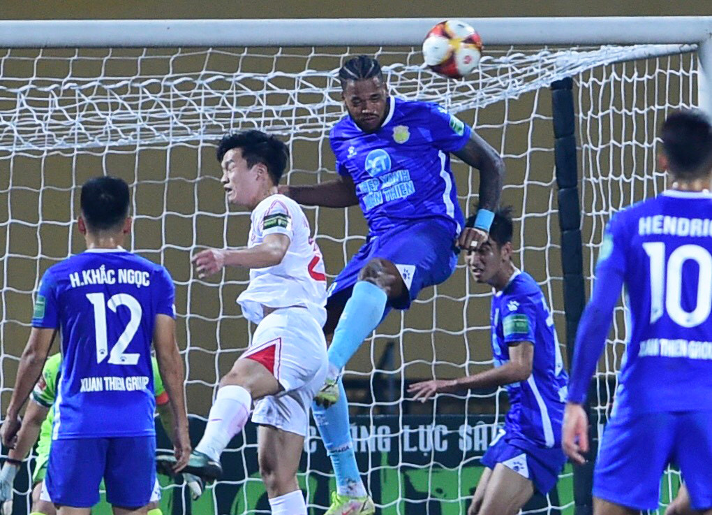 Pha bóng nguy hiểm trước khung thành Nam Định.