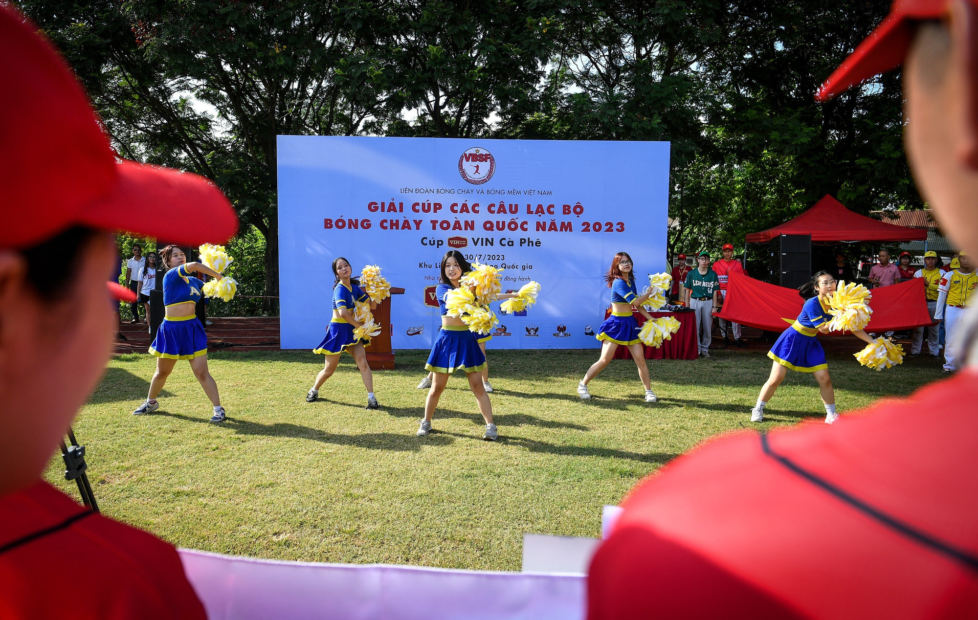 Phần trình diễn cổ động đến từ CLB Cheer Ams của Trường THPT Chuyên Hà Nội-Amsterdam.