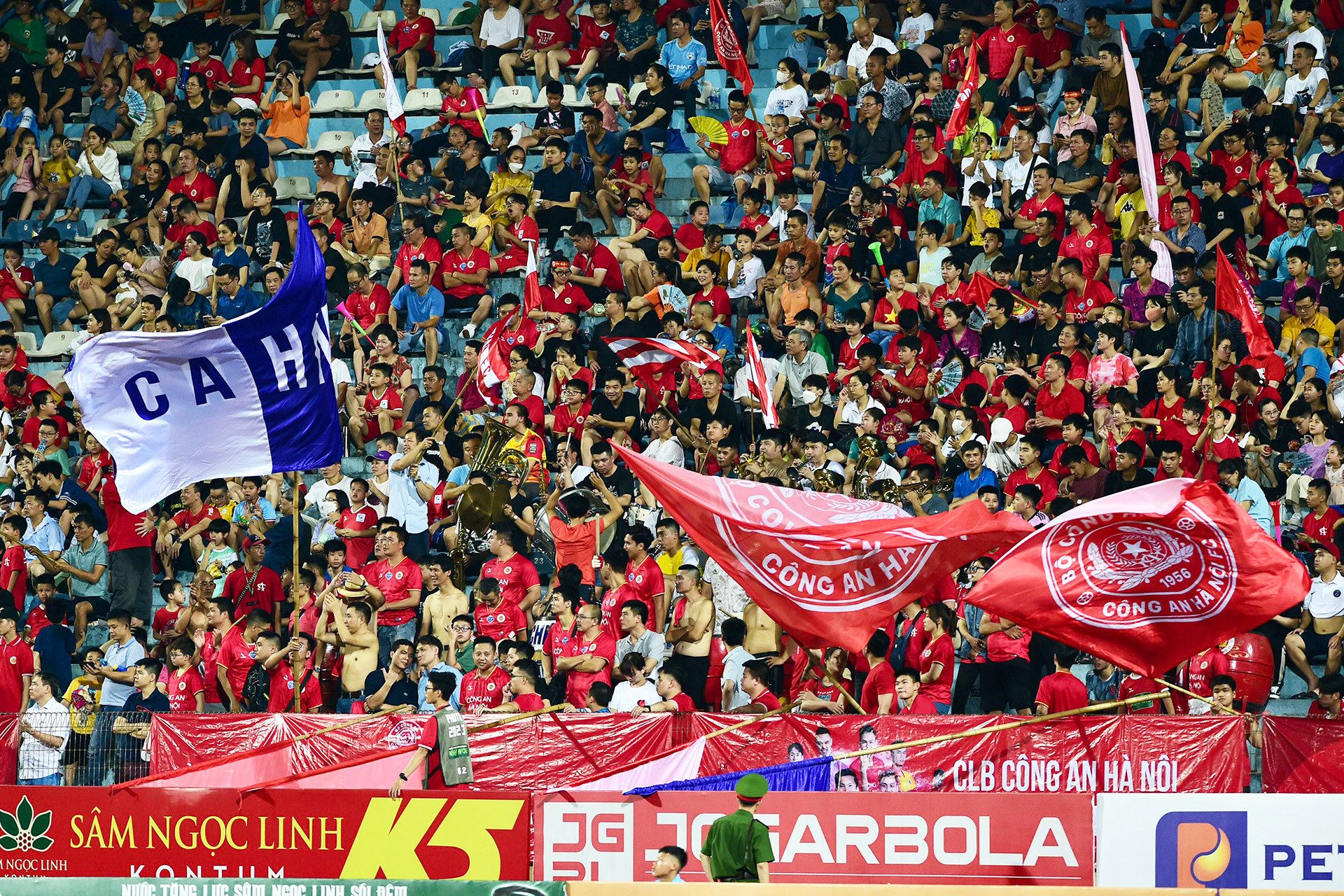 Không khí sôi nổi trên sân Hàng Đẫy.