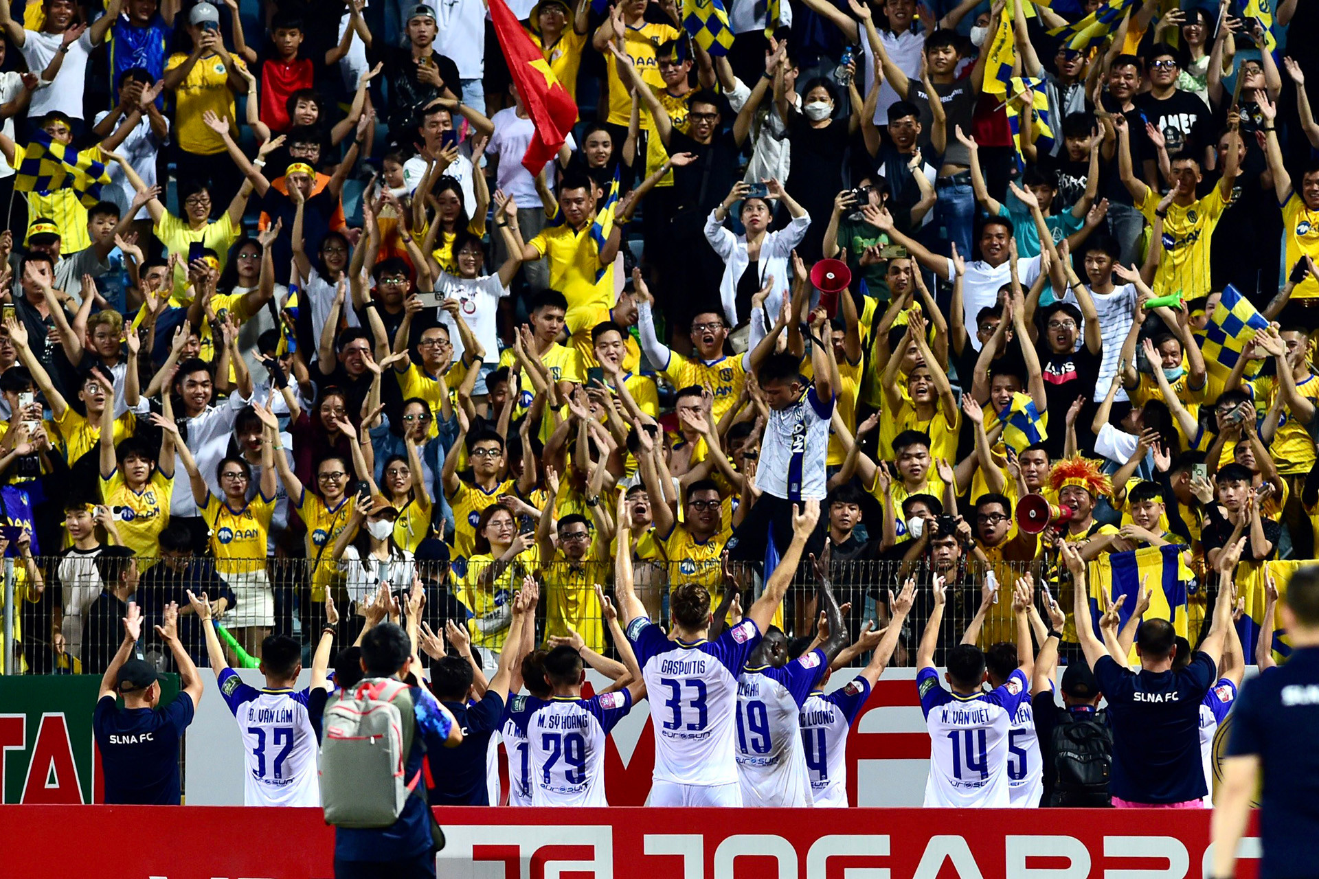 Các cầu thủ Sông Lam Nghệ An tri ân cổ động viên đội nhà.