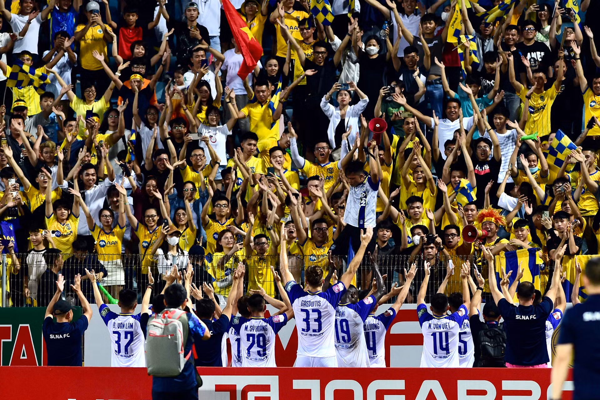 Các cầu thủ Sông Lam Nghệ An tri ân cổ động viên đội nhà.