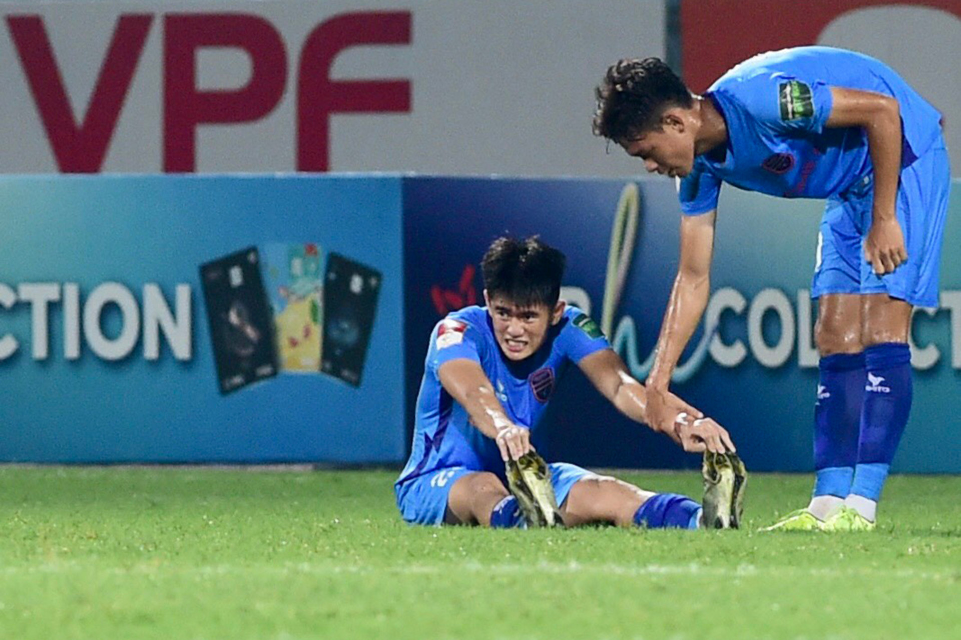 Các cầu thủ Bình Dương thất vọng khi thất bại trước Viettel trên sân Hàng Đẫy.