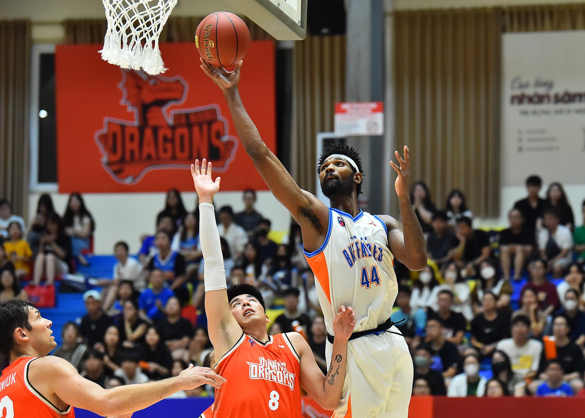 Anthony January có trận thi đấu ấn tượng với danh hiệu Cầu thủ xuất sắc nhất trận đấu (MVP). Trung phong người Mỹ có cho mình một double - double khi ghi 34 điểm cùng 20 rebounds.