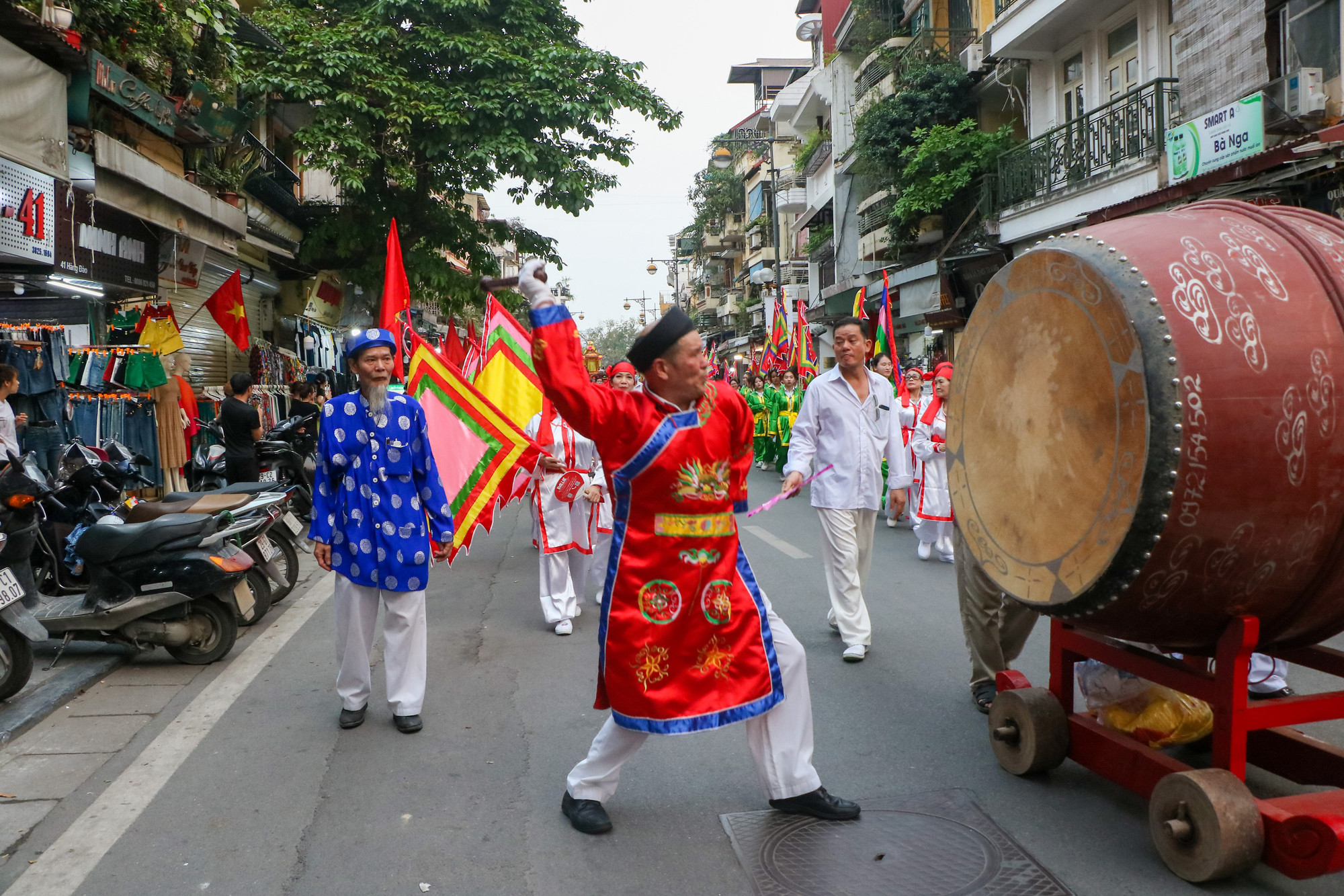 Những tiếng trống rộn ràng và cờ hoa rực rỡ, tràn ngập trên những phố cổ Hà Nội mang tới bầu không khí sôi động và náo nhiệt. Những tiếng trống rộn ràng và cờ hoa rực rỡ, tràn ngập trên những phố cổ Hà Nội mang tới bầu không khí sôi động và náo nhiệt.