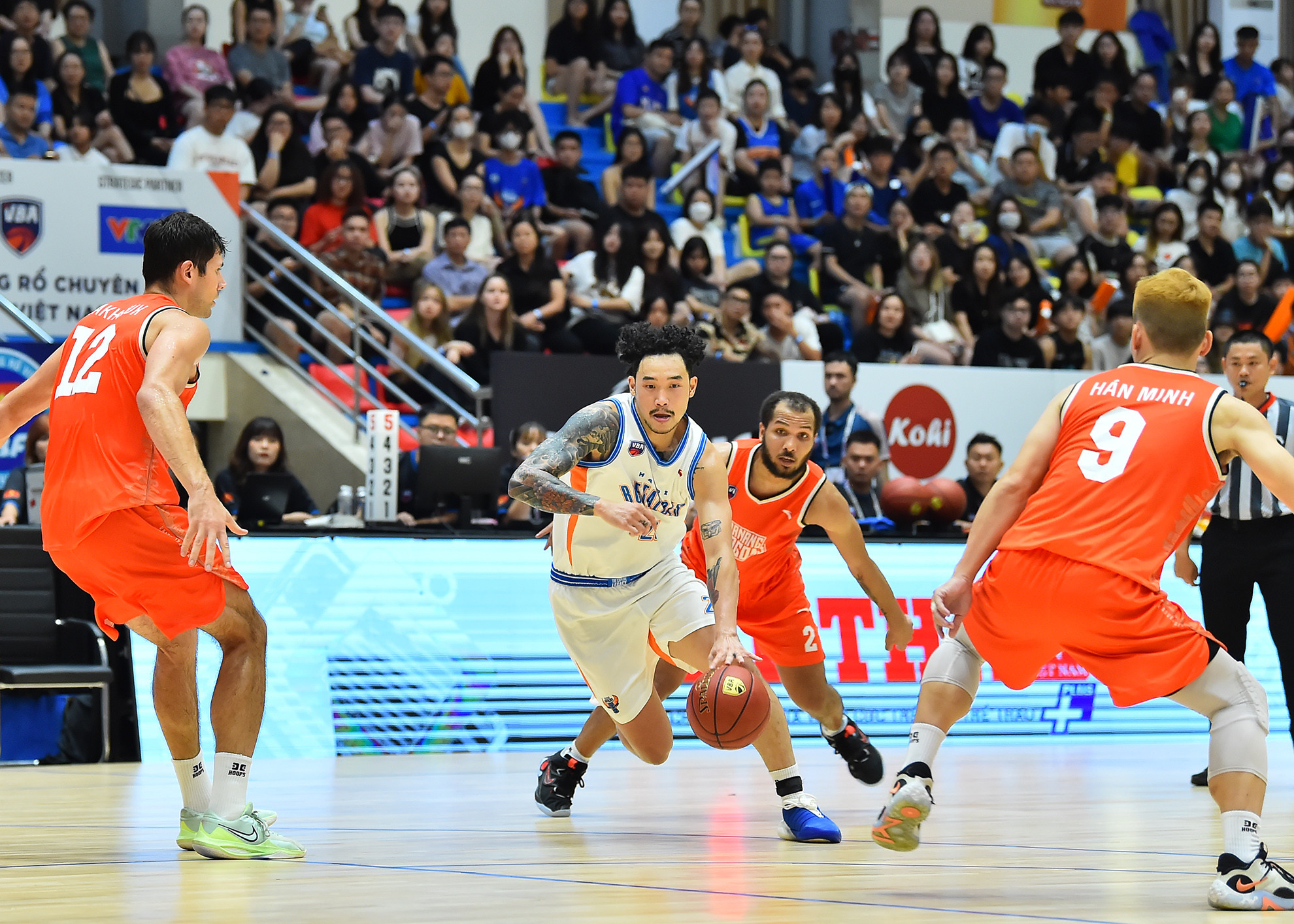 Tâm Đinh sau trận ra quân thi đấu mờ nhạt đã dần tìm lại được phong độ trong hai trận đấu gần đây. Anh tiếp tục là người dẫn dắt lối chơi của đội bóng Thủ đô với 15 điểm cùng 11 rebounds (bắt bóng bật bảng) trong trận đấu ngày hôm nay.