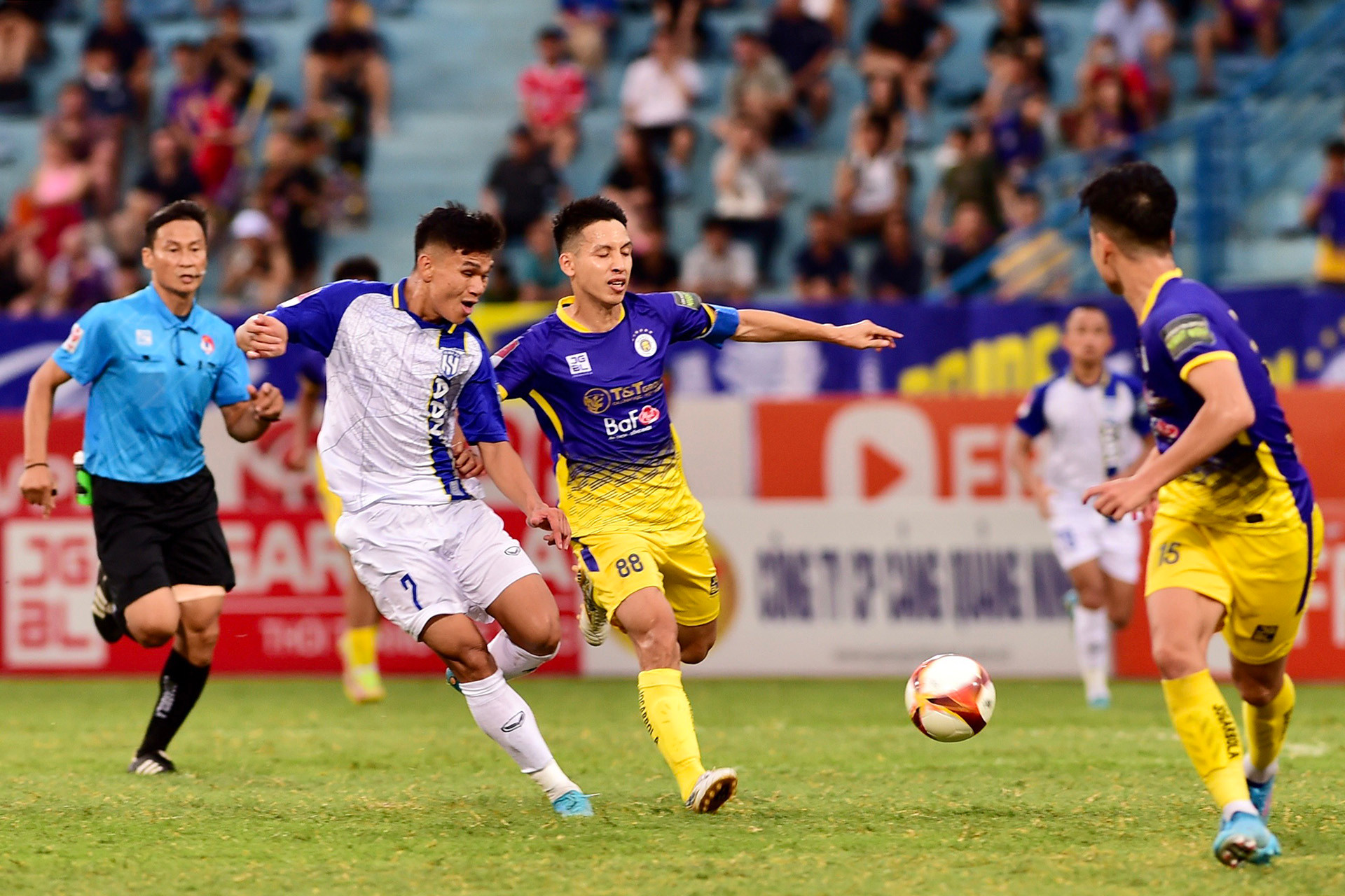 Hàng phòng ngự Hà Nội FC phải làm việc tập trung trước các đường tấn công của đội khách.