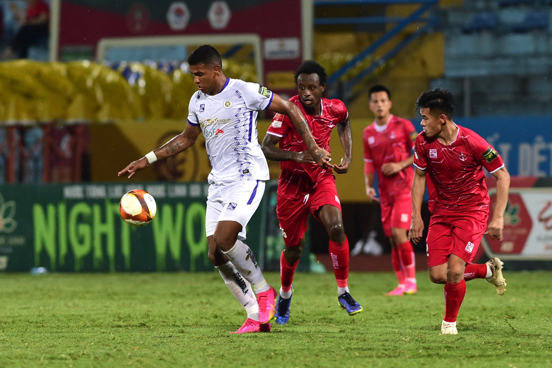 Phút 90, nhận đường chuyền của đồng đội, Caion khống chế một nhịp rồi thực hiện pha móc bóng trong thế quay lưng về phía khung thành Hải Phòng, ấn định chiến thắng 3-1 cho CLB Hà Nội.