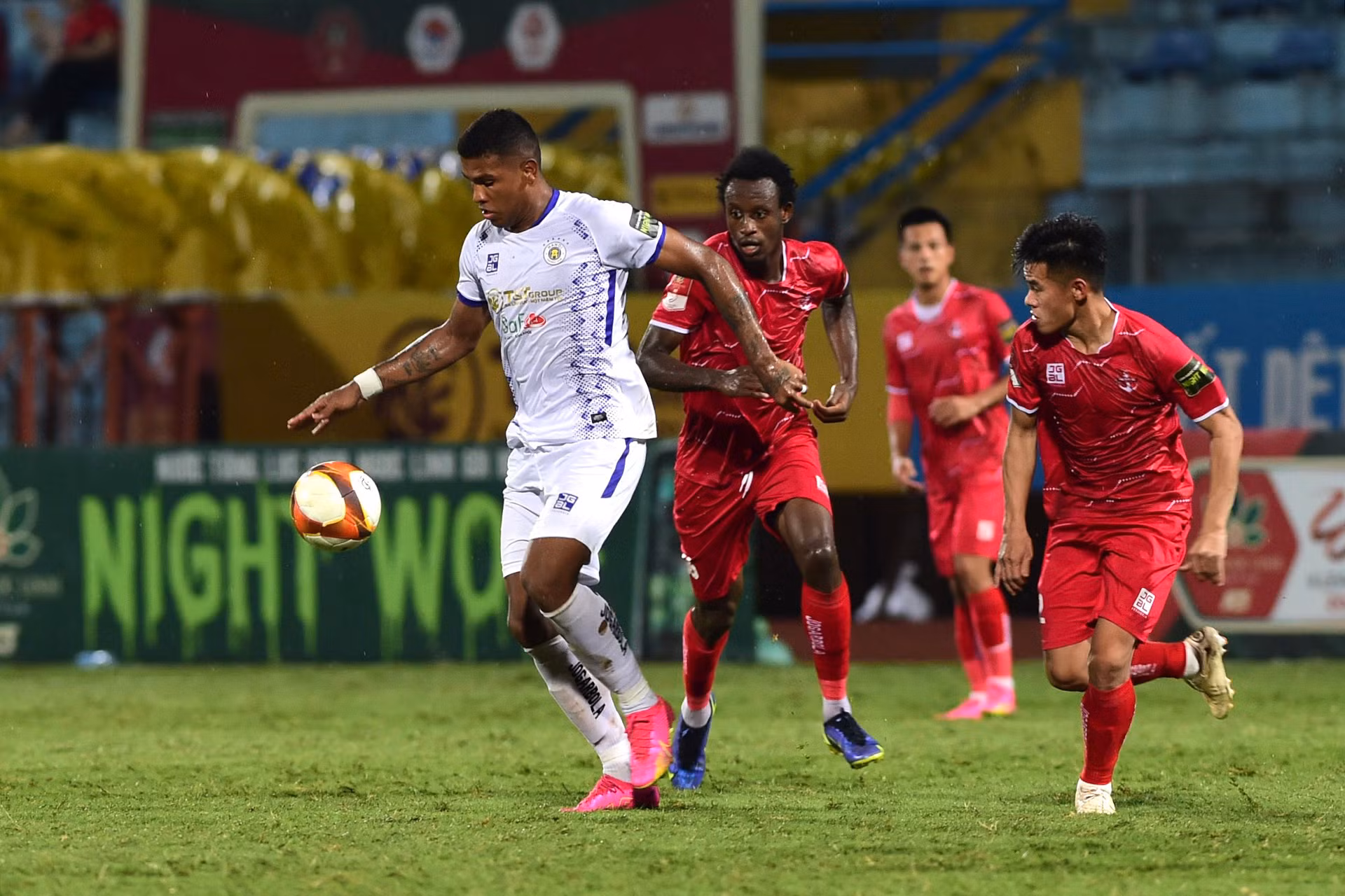 Phút 90, nhận đường chuyền của đồng đội, Caion khống chế một nhịp rồi thực hiện pha móc bóng trong thế quay lưng về phía khung thành Hải Phòng, ấn định chiến thắng 3-1 cho CLB Hà Nội.