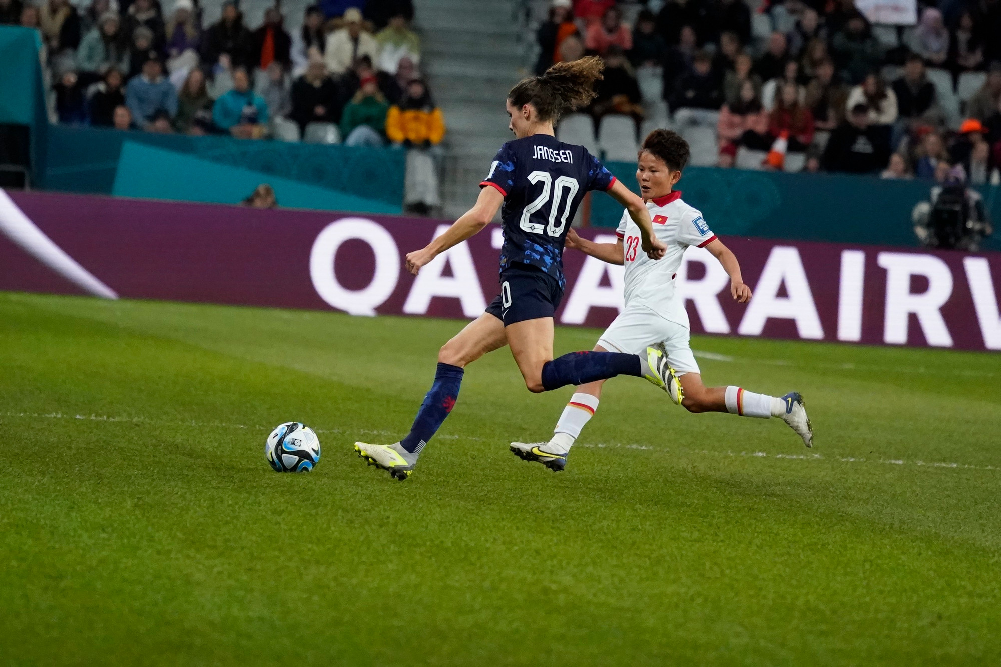 Trận đấu bắt đầu. Đội tuyển nữ Việt Nam bất ngờ khởi sắc để tạo ra những nguy hiểm đầu tiên. Trận đấu bắt đầu. Đội tuyển nữ Việt Nam bất ngờ khởi sắc để tạo ra những nguy hiểm đầu tiên.