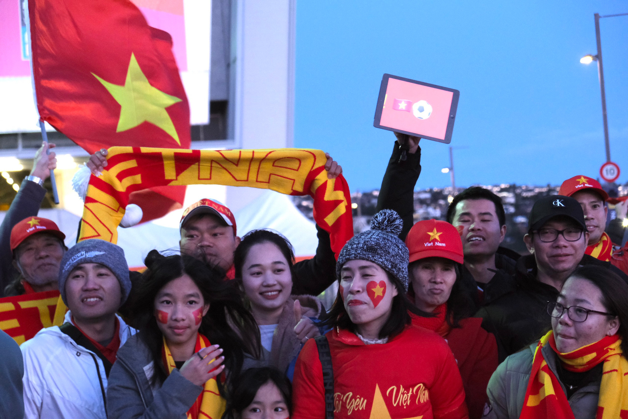 Các cổ động viên gửi những lời chúc tốt đẹp nhất dành cho thầy trò huấn luyện viên Mai Đức Chung trước giờ bóng lăn.