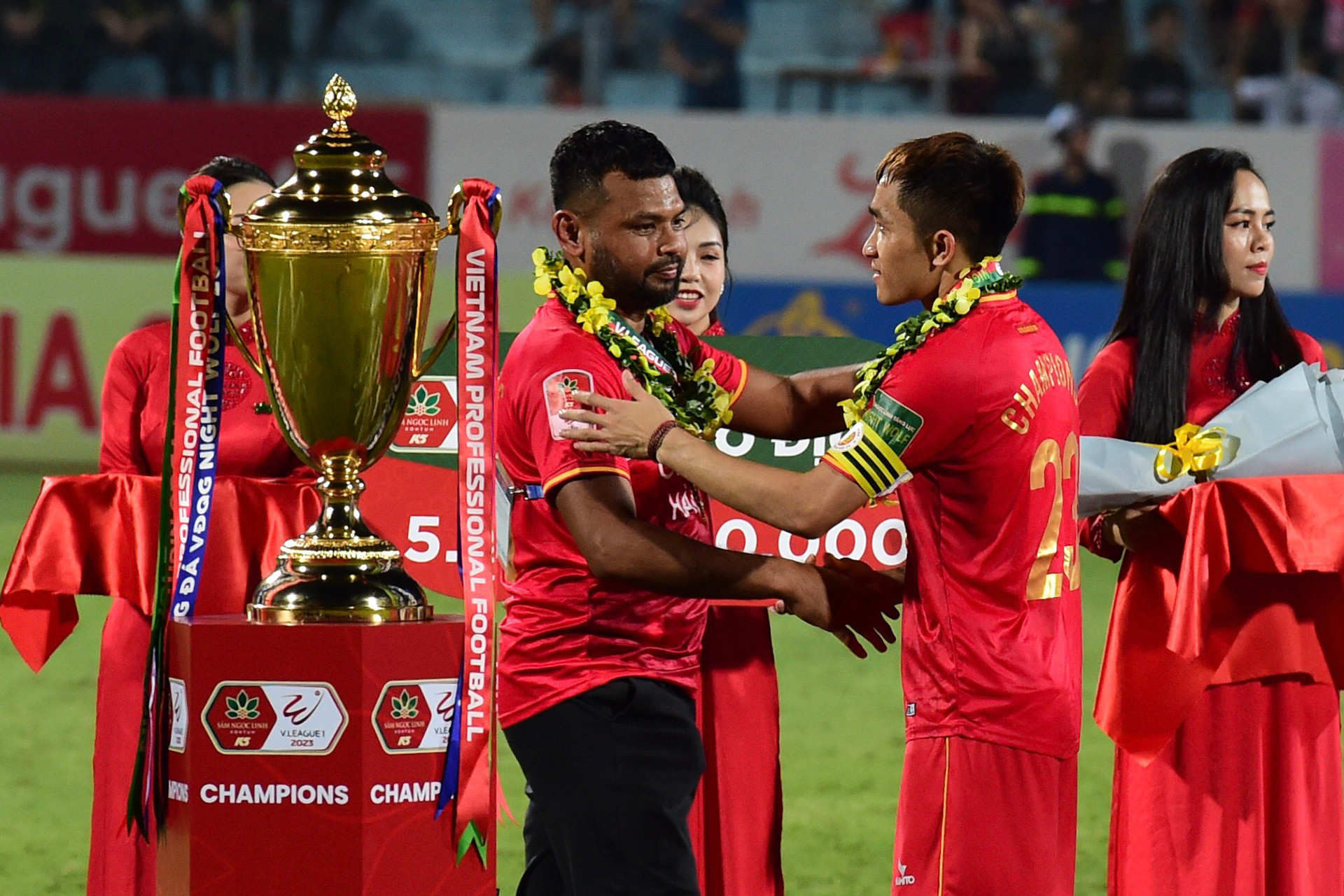 Kết thúc cuộc đua V-League 2023, chiếc Cúp vô địch thuộc về Công an Hà Nội với thành tích tốt nhất.