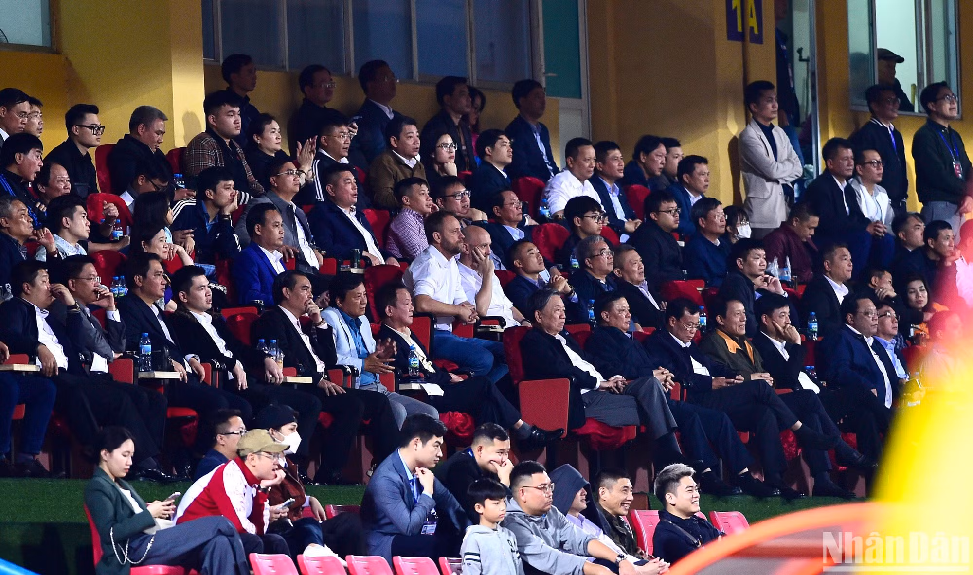 Lãnh đạo Bộ Công an, Lãnh đạo TP Hà Nội cùng với HLV trưởng đội tuyển Thái Lan - ông Mano Polking dự khán trận đấu.