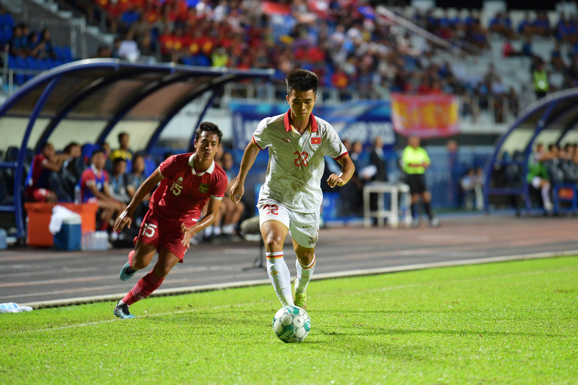 Hai bên tạo ra thế trận đôi công hấp dẫn sau những phút ban đầu.