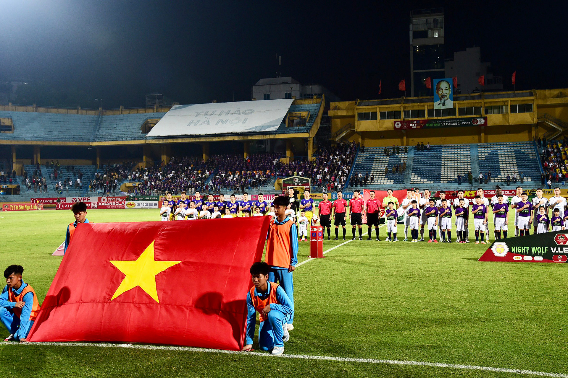 Đội hình xuất phát của hai đội thực hiện nghi thức chào cờ.