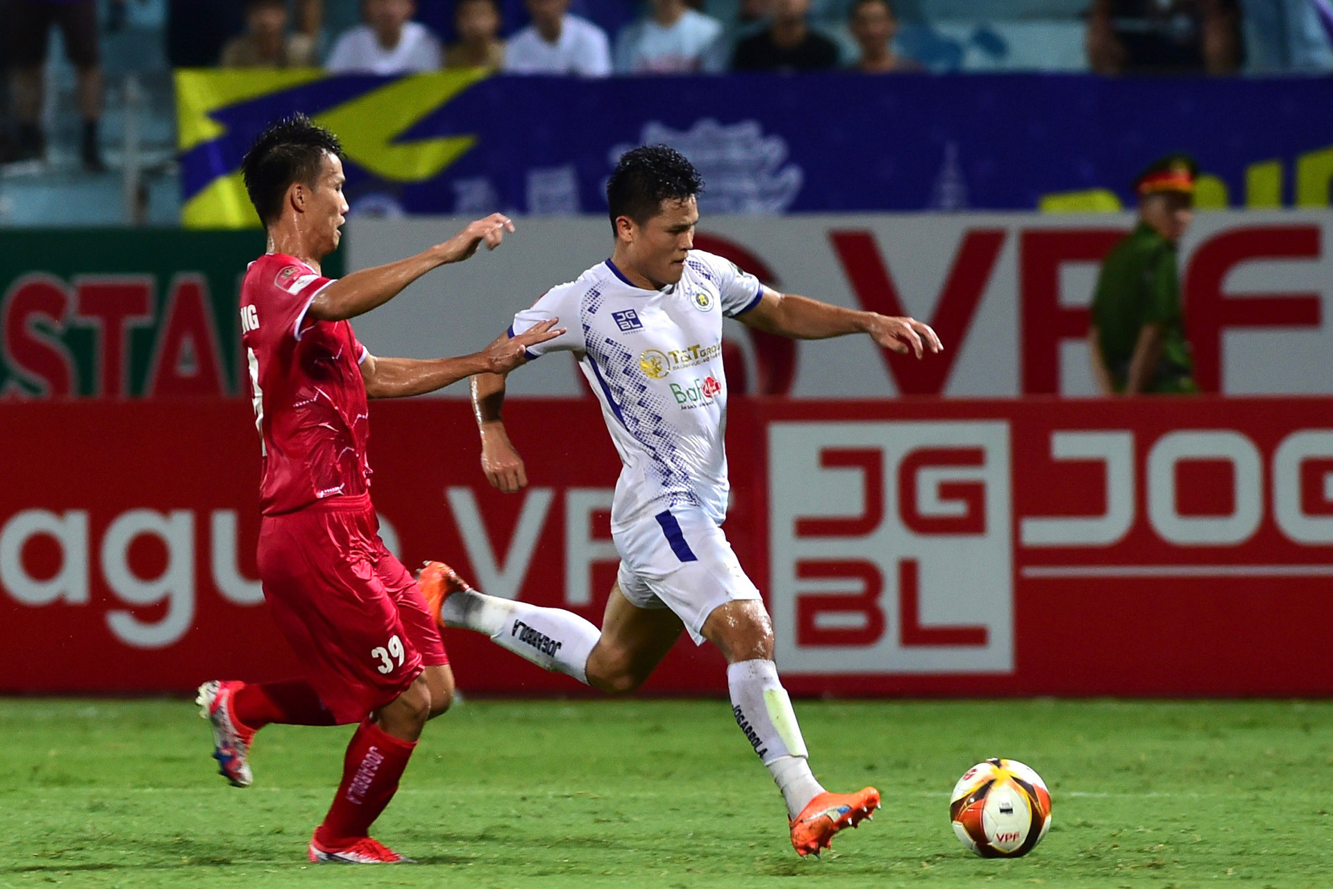 Phạm Tuấn Hải nỗ lực đi bóng.
