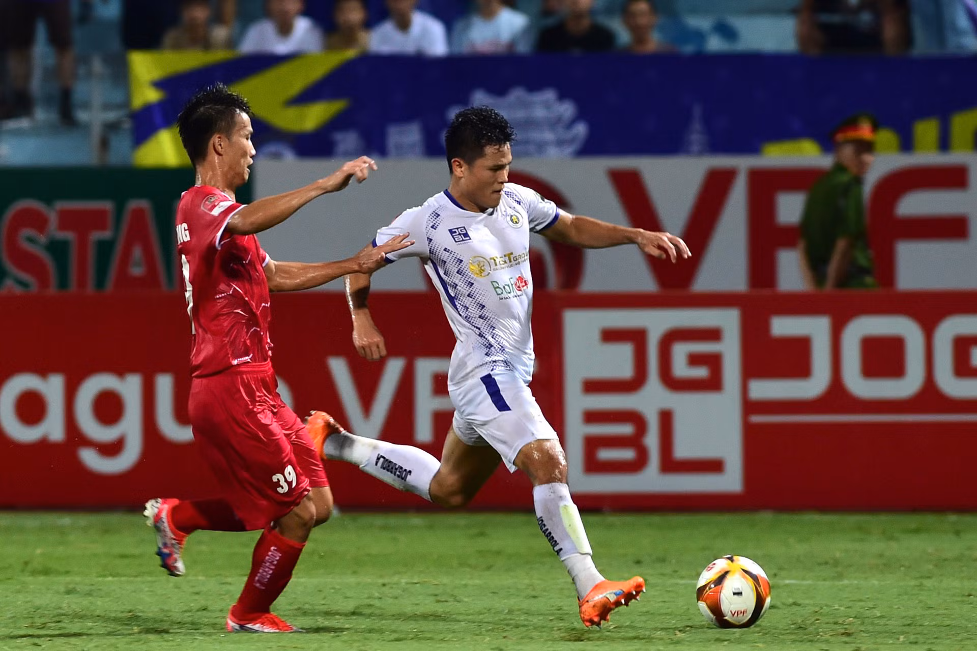 Phạm Tuấn Hải nỗ lực đi bóng.