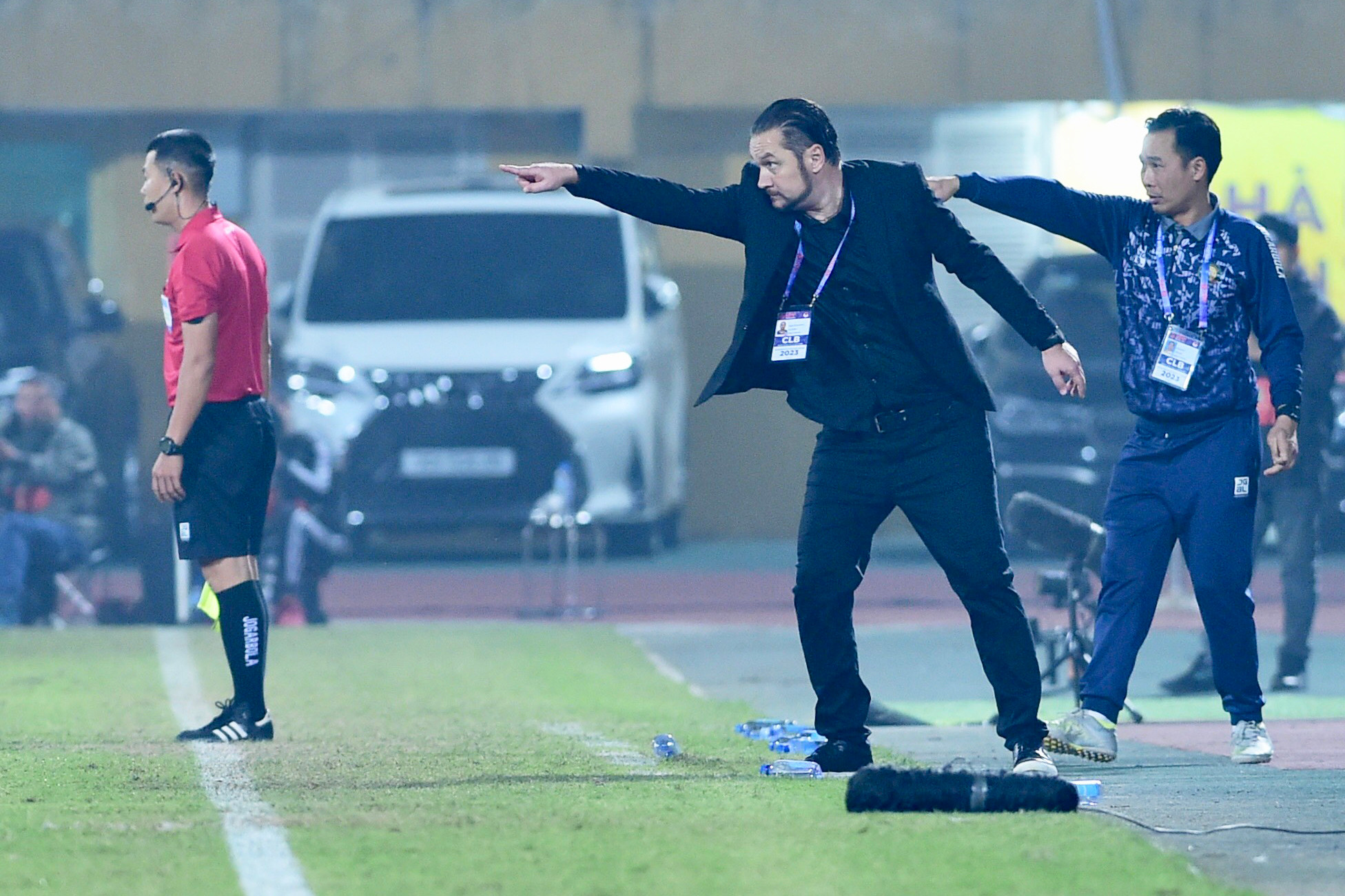 HLV Velizar Popov của Thanh Hóa liên tục đưa ra chỉ đạo.