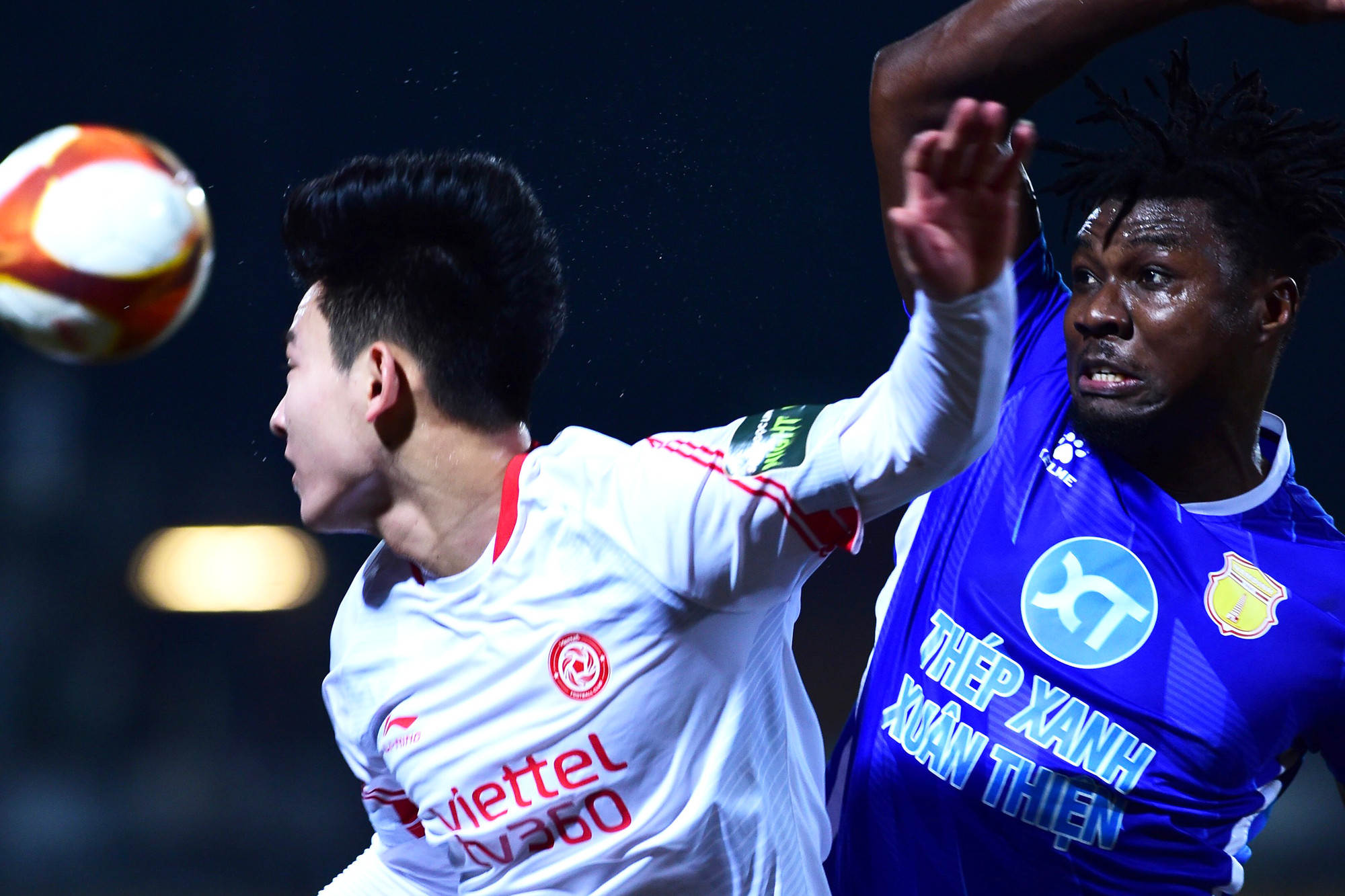 Cạnh tranh trên không quyết liệt.