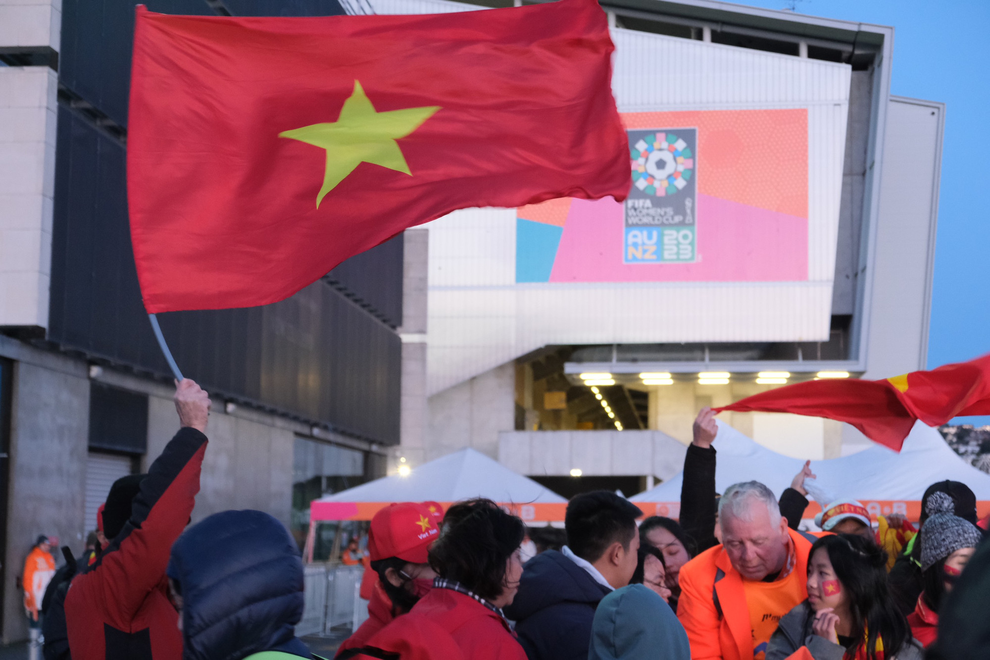 Lá cờ Việt Nam tung bay bên ngoài sân vận động.