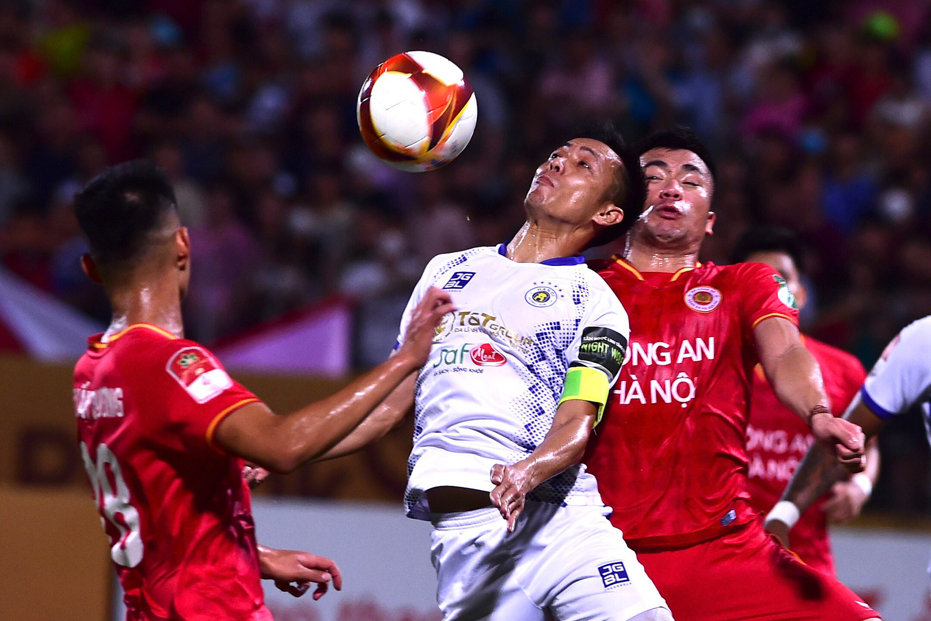 Đến phút 70, hàng công của Hà Nội phối hợp đẹp mắt để bóng đến cho Văn Quyết với cơ hội ghi bàn mười mươi. Thế nhưng, cú dứt điểm cuối cùng của thủ quân Hà Nội lại đi chệch cột dọc.