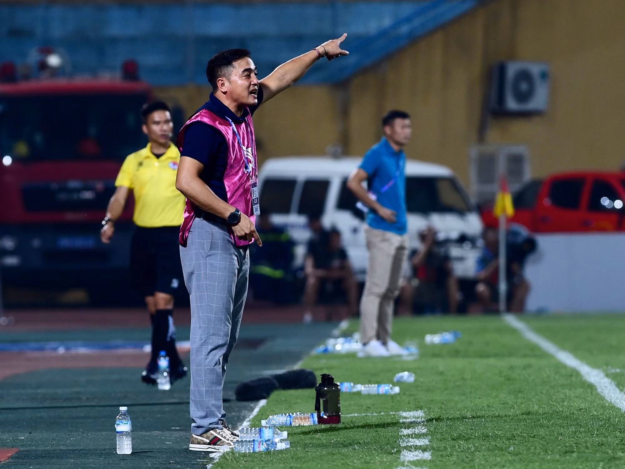 Huấn luyện viên Đức Thắng chỉ đạo cầu thủ Topenland Bình Định.