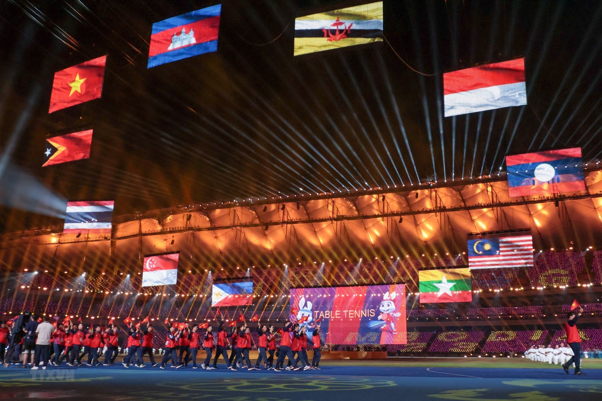 Đoàn thể thao Việt Nam diễu hành trên sân vận động Morodok Techo trong Lễ bế mạc SEA Games 32. Đoàn thể thao Việt Nam diễu hành trên sân vận động Morodok Techo trong Lễ bế mạc SEA Games 32.