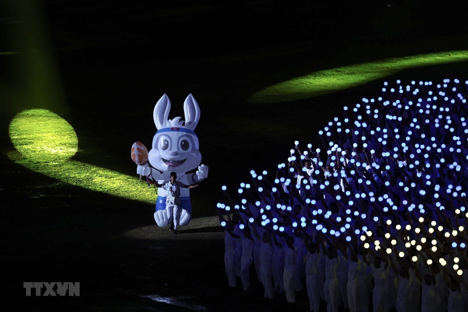 Lễ bế mạc SEA Games 32 được bắt đầu với màn biểu diễn nghệ thuật với tên gọi "See you again" (Hẹn gặp lại). Lễ bế mạc SEA Games 32 được bắt đầu với màn biểu diễn nghệ thuật với tên gọi "See you again" (Hẹn gặp lại).