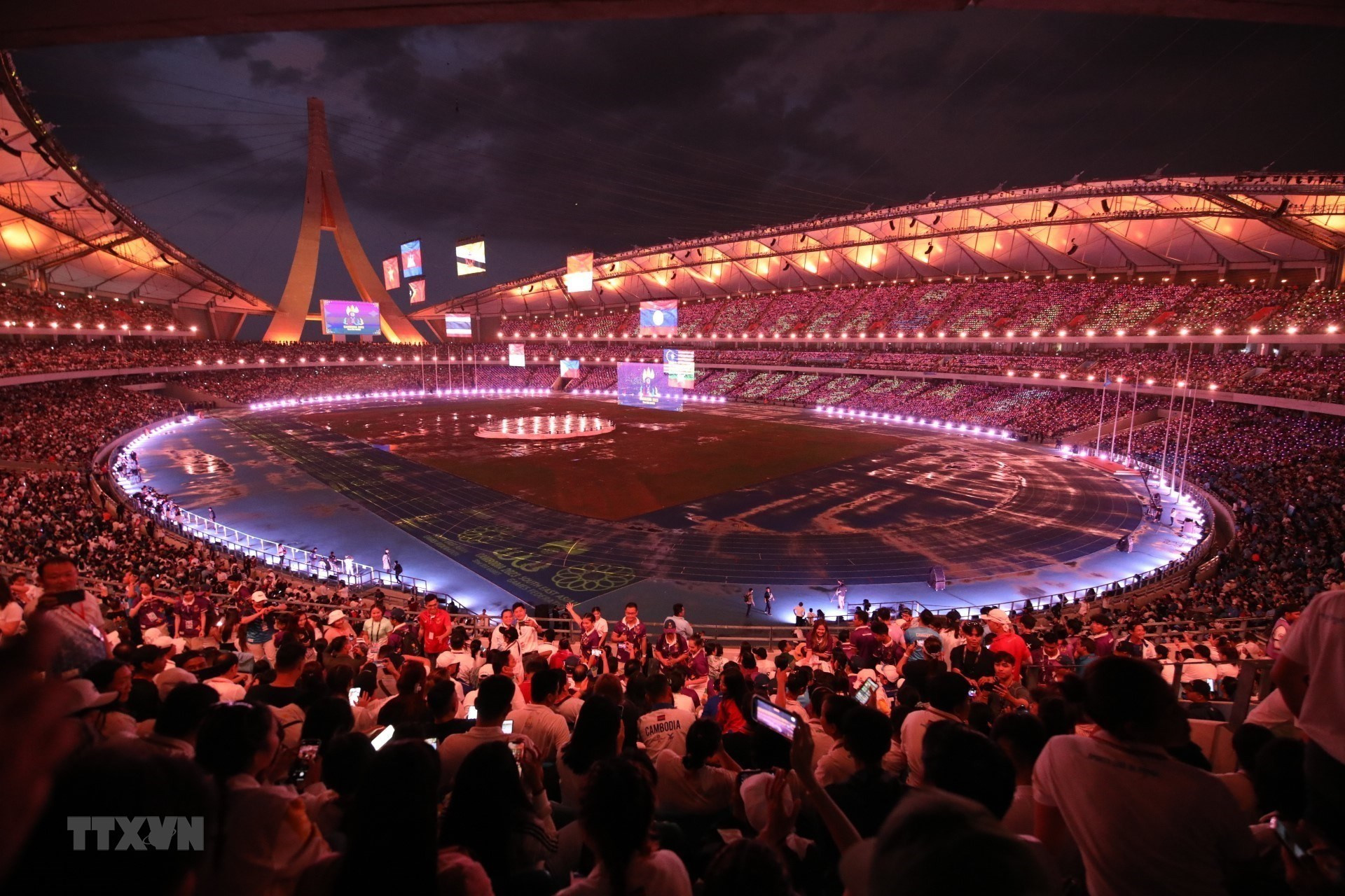 Sau hơn 20 ngày tranh tài, SEA Games 32 khép lại với lễ bế mạc ấn tượng, đáng nhớ và đầy lưu luyến trên sân Morodok Techo (Phnom Penh, Campuchia).