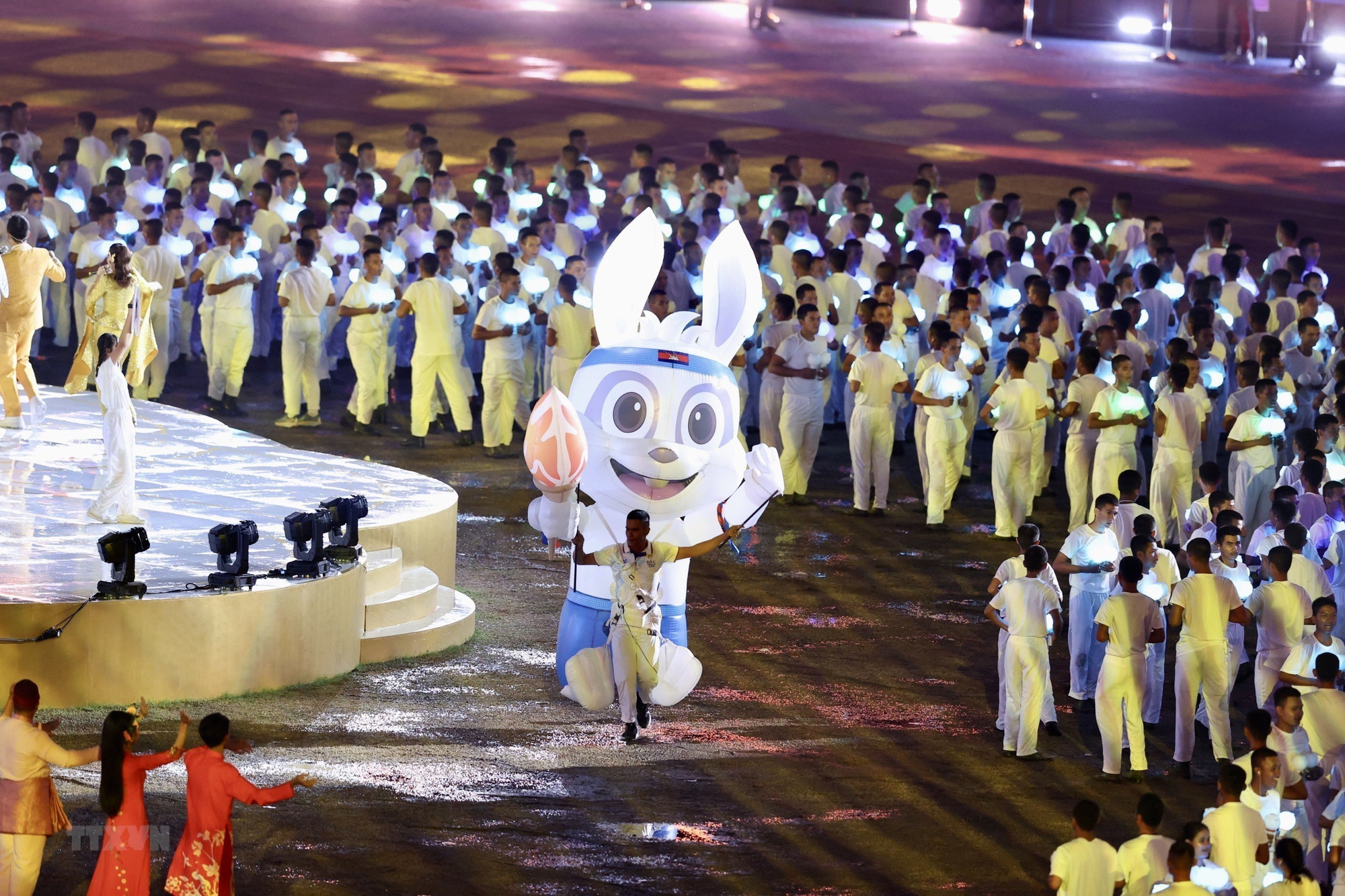 Lễ bế mạc SEA Games 32 được bắt đầu với tiết mục See you again (Hẹn gặp lại).