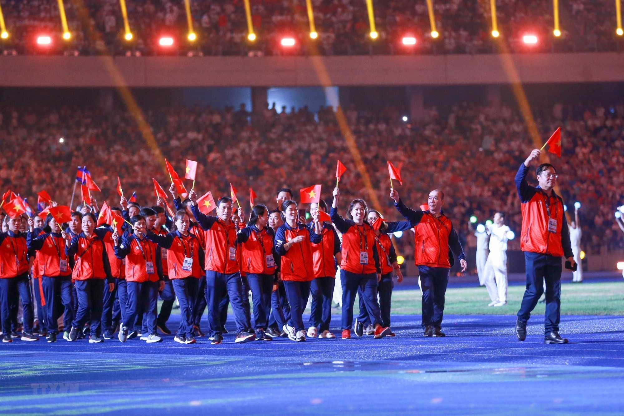 Đoàn thể thao Việt Nam diễu hành trên sân vận động Morodok Techo trong Lễ bế mạc SEA Games 32. Đoàn thể thao Việt Nam diễu hành trên sân vận động Morodok Techo trong Lễ bế mạc SEA Games 32.