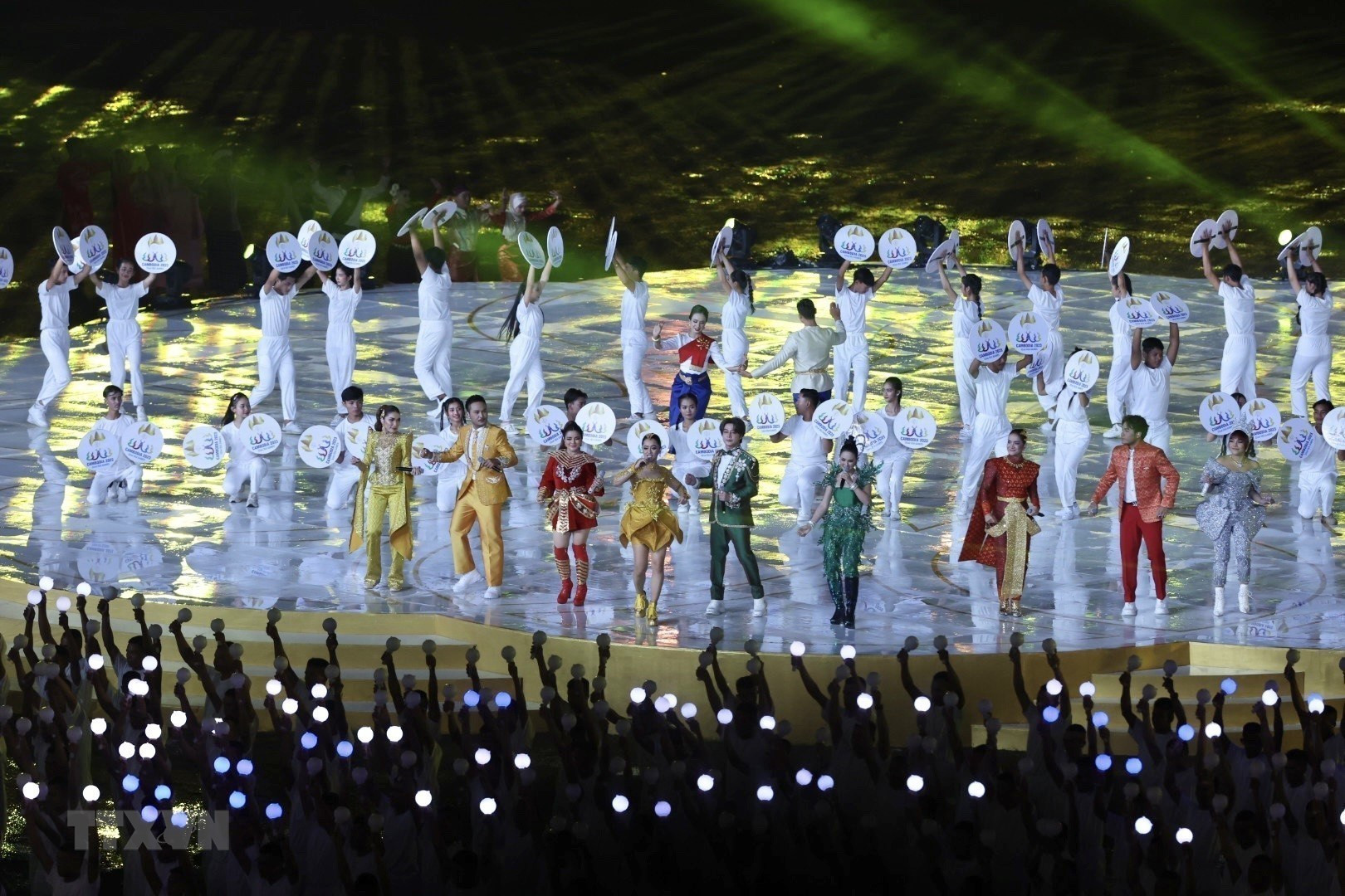 Lễ bế mạc SEA Games 32 được bắt đầu với màn biểu diễn nghệ thuật với tên gọi "See you again" (Hẹn gặp lại). Lễ bế mạc SEA Games 32 được bắt đầu với màn biểu diễn nghệ thuật với tên gọi "See you again" (Hẹn gặp lại).