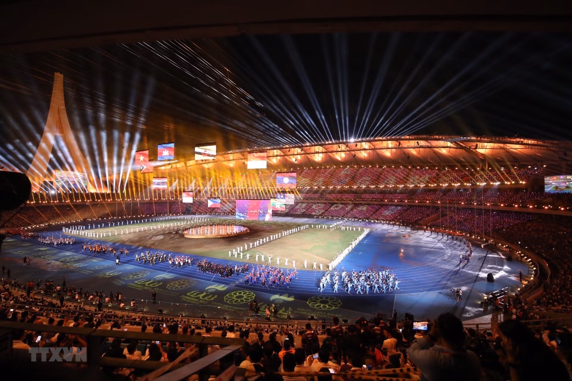 Sân vận động Morodok Techo lung linh trong Lễ bế mạc SEA Games 32.