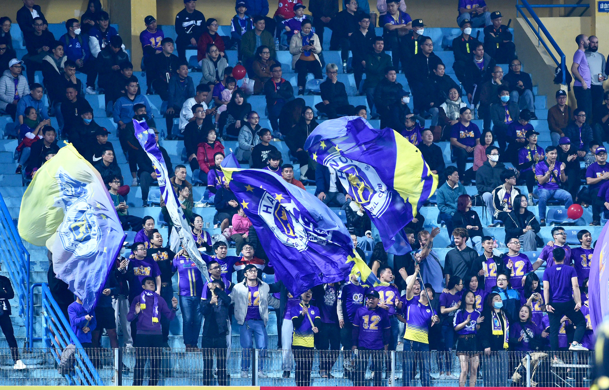 Hội cổ động viên Hà Nội tới sân nhà Hàng Đẫy.