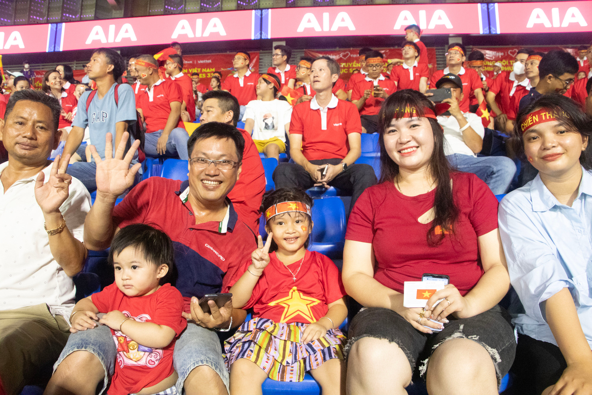 Anh Nguyễn Quang Tuấn hiện đang công tác tại Campuchia đưa gia đình đến sân xem bóng đá, vui mừng chia sẻ với bạn bè những hình ảnh của trận đấu.