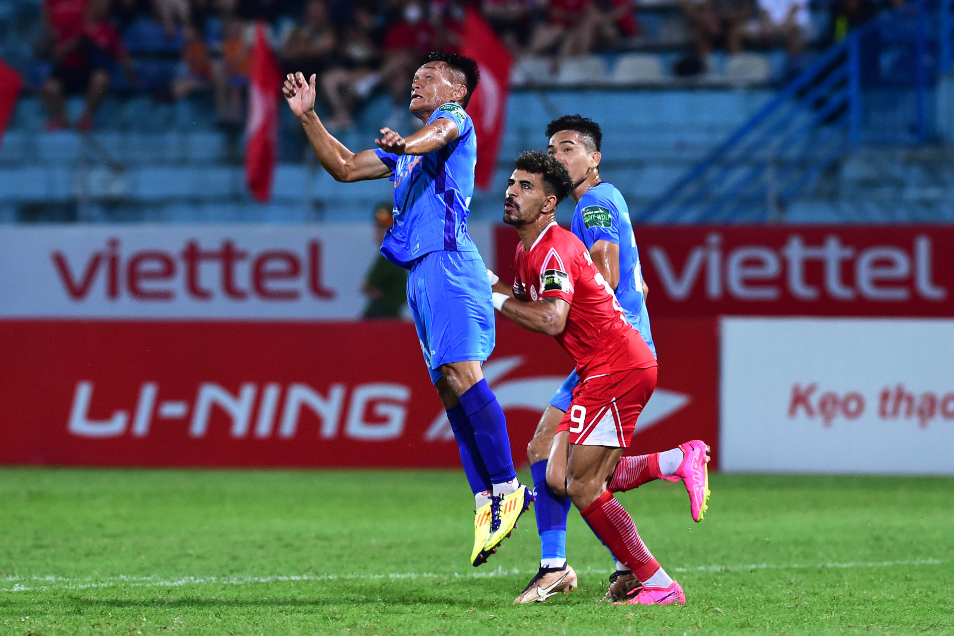 Trận đấu diễn ra khá căng thẳng.