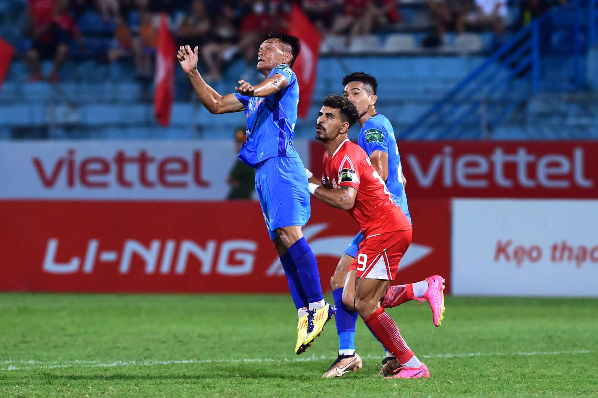 Trận đấu diễn ra khá căng thẳng.