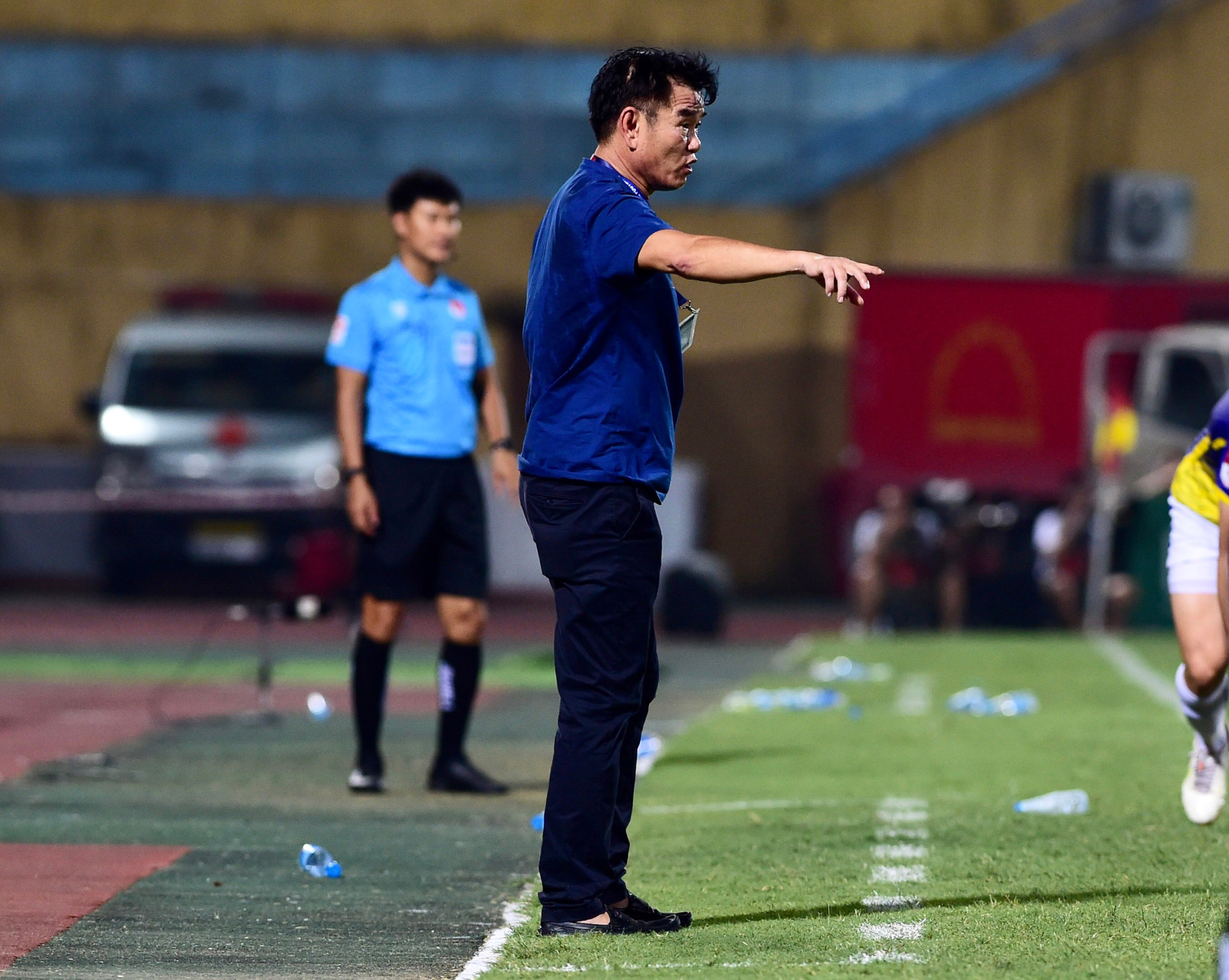 Huấn luyện viên Phan Thanh Hùng chỉ đạo học trò SHB Đà Nẵng. Huấn luyện viên Phan Thanh Hùng chỉ đạo học trò SHB Đà Nẵng.